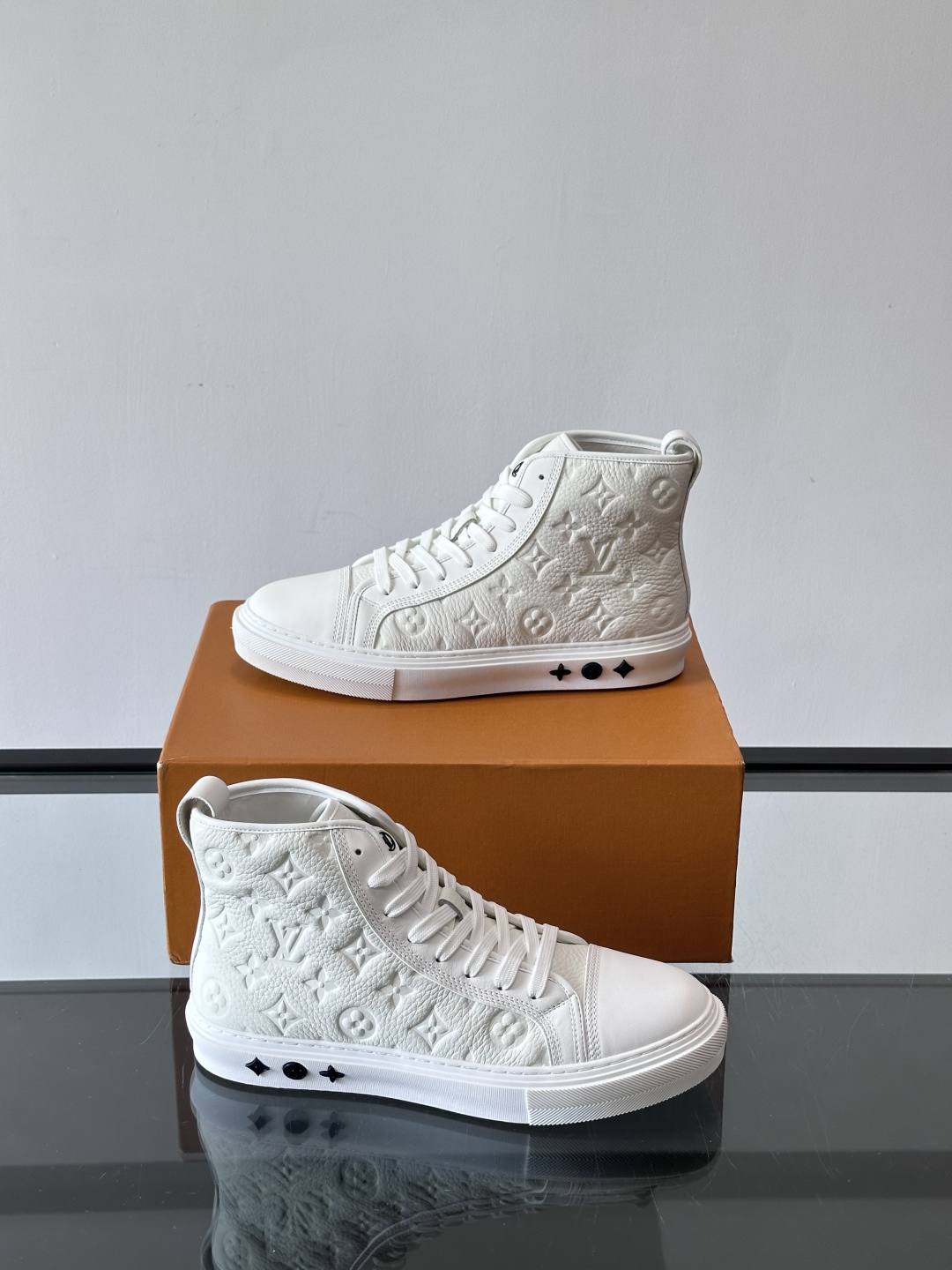 ◾️▫️L 秋冬男士高帮经典休闲运动鞋，本款运动鞋为柔软牛皮革打造。橡胶外底完善整体设计，记忆性人体工学