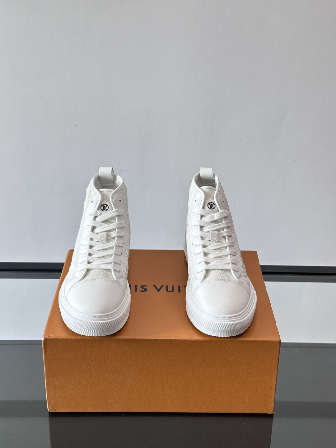 ◾️▫️L 秋冬男士高帮经典休闲运动鞋，本款运动鞋为柔软牛皮革打造。橡胶外底完善整体设计，记忆性人体工学