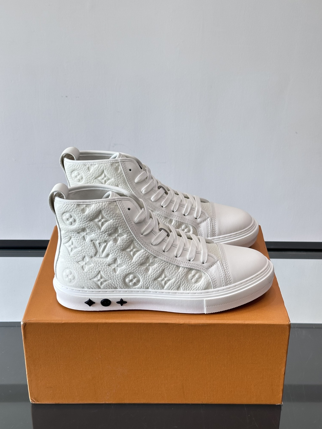 ◾️▫️L 秋冬男士高帮经典休闲运动鞋，本款运动鞋为柔软牛皮革打造。橡胶外底完善整体设计，记忆性人体工学