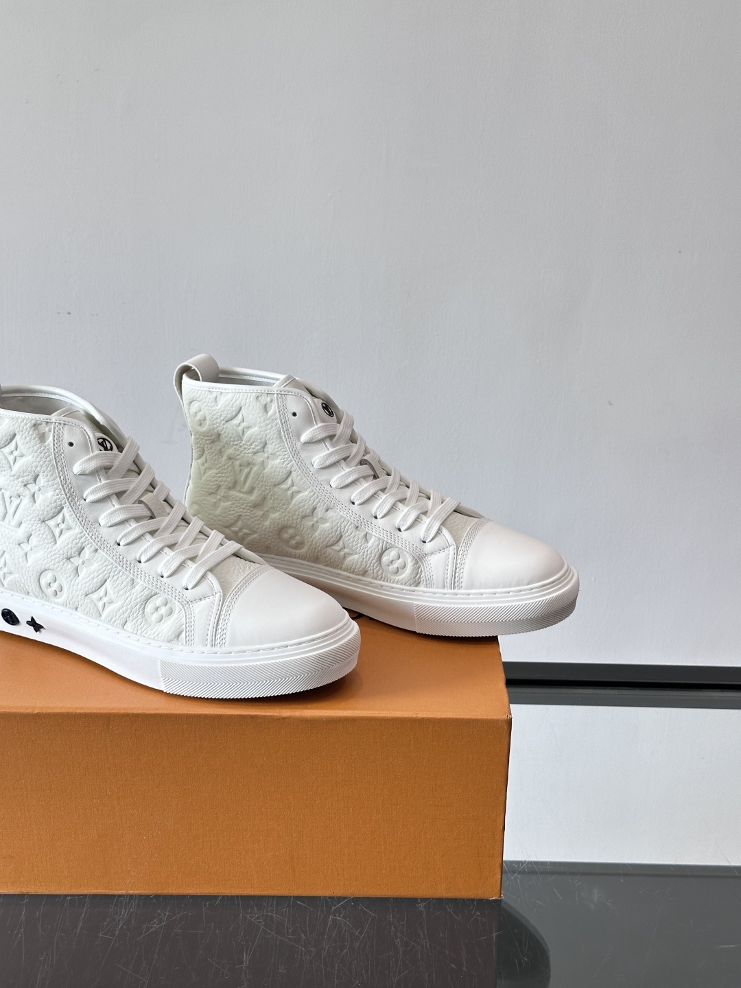 ◾️▫️L 秋冬男士高帮经典休闲运动鞋，本款运动鞋为柔软牛皮革打造。橡胶外底完善整体设计，记忆性人体工学