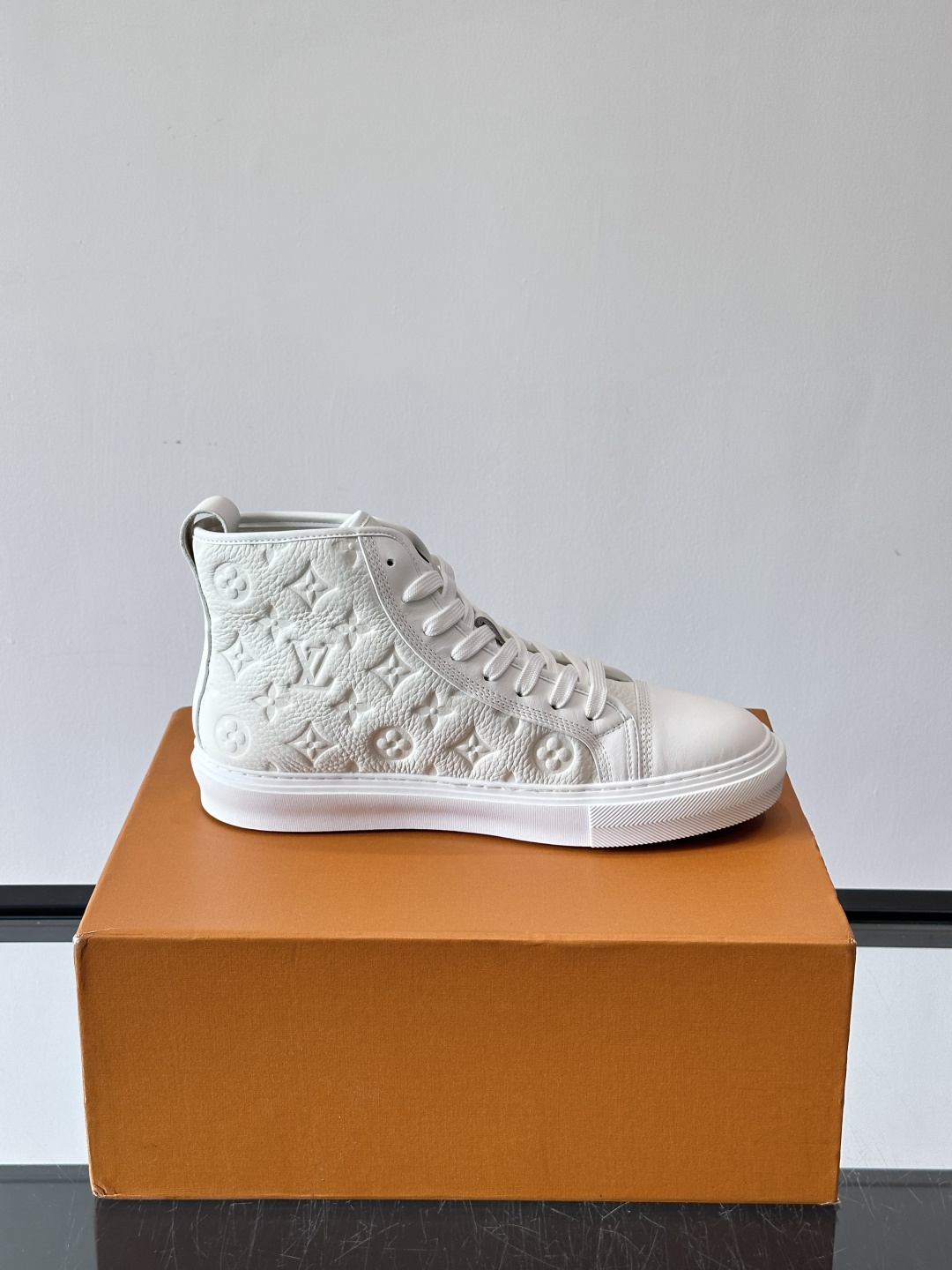 ◾️▫️L 秋冬男士高帮经典休闲运动鞋，本款运动鞋为柔软牛皮革打造。橡胶外底完善整体设计，记忆性人体工学