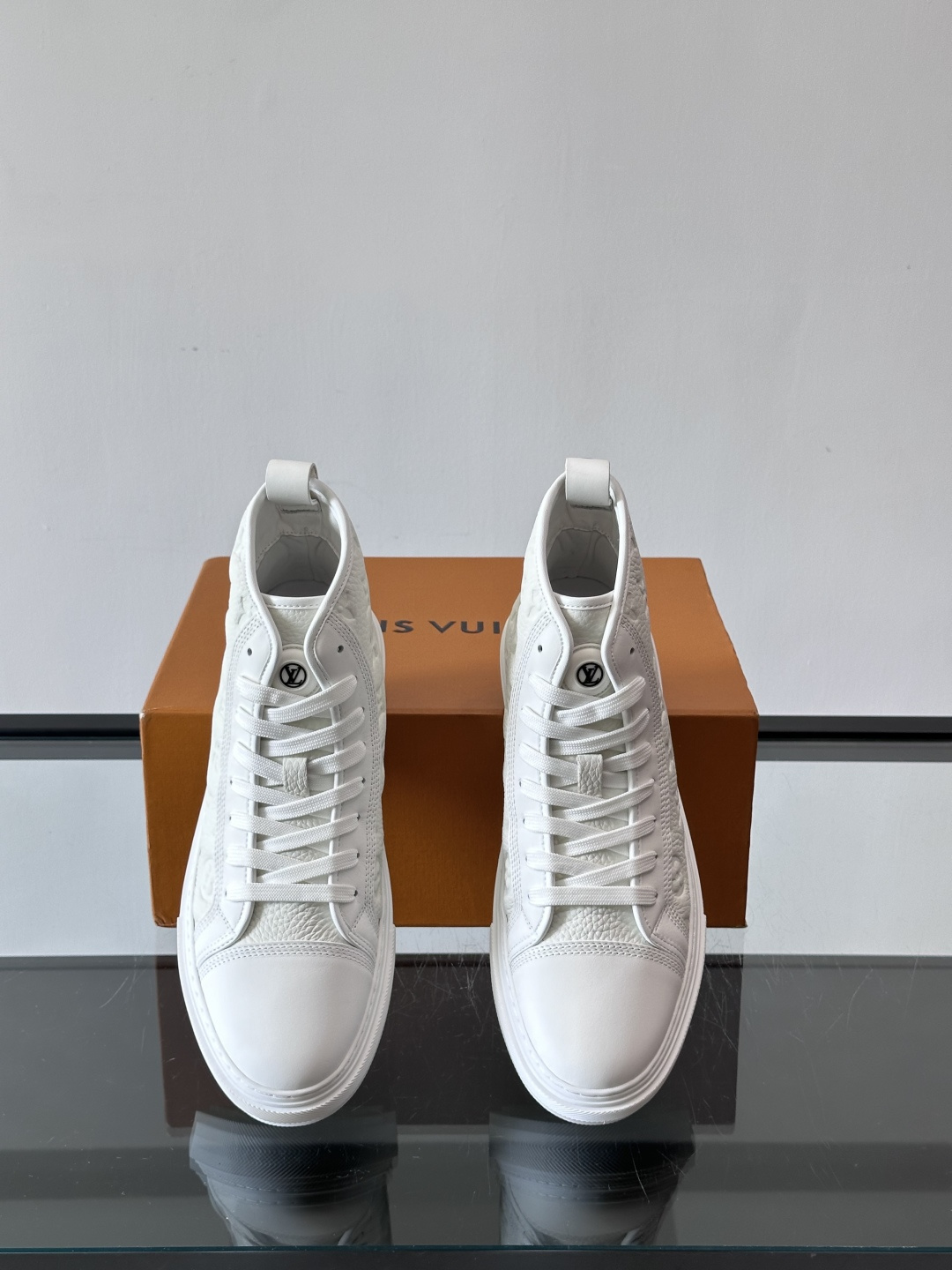 ◾️▫️L 秋冬男士高帮经典休闲运动鞋，本款运动鞋为柔软牛皮革打造。橡胶外底完善整体设计，记忆性人体工学