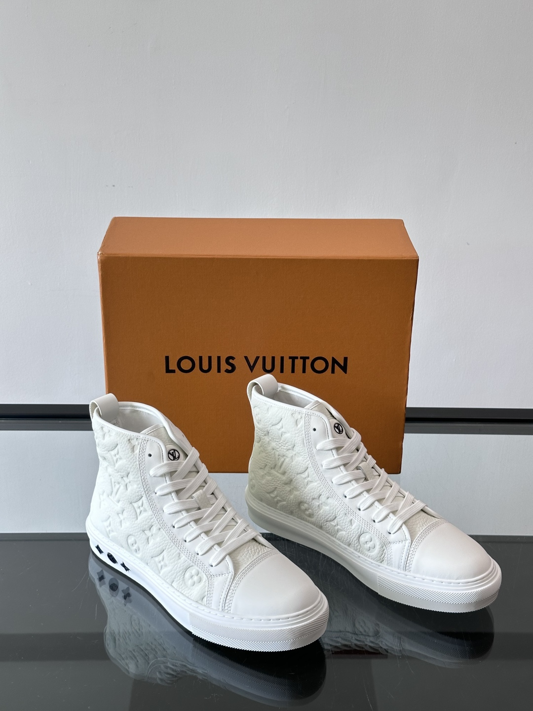 ◾️▫️L 秋冬男士高帮经典休闲运动鞋，本款运动鞋为柔软牛皮革打造。橡胶外底完善整体设计，记忆性人体工学