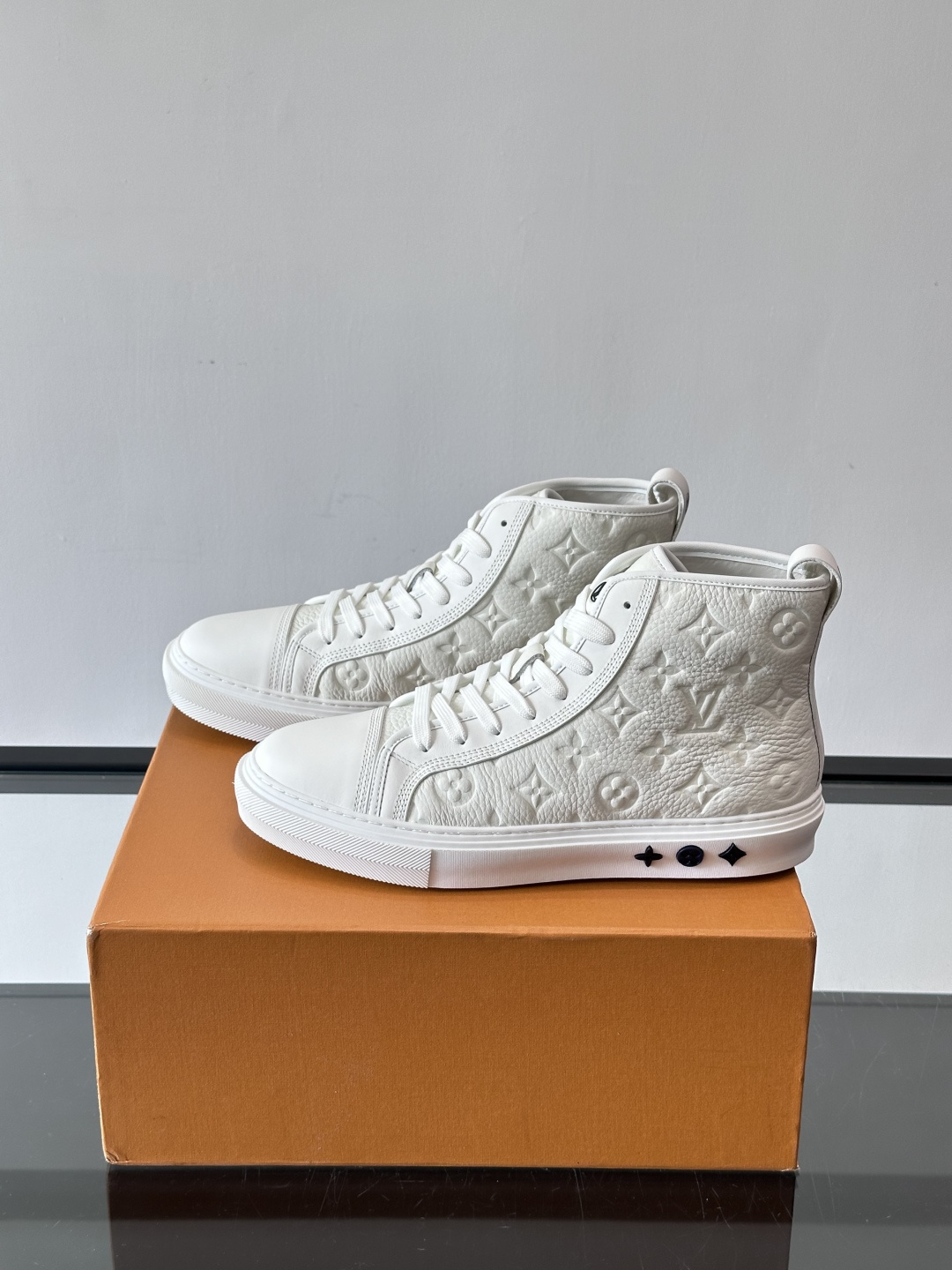 ◾️▫️L 秋冬男士高帮经典休闲运动鞋，本款运动鞋为柔软牛皮革打造。橡胶外底完善整体设计，记忆性人体工学