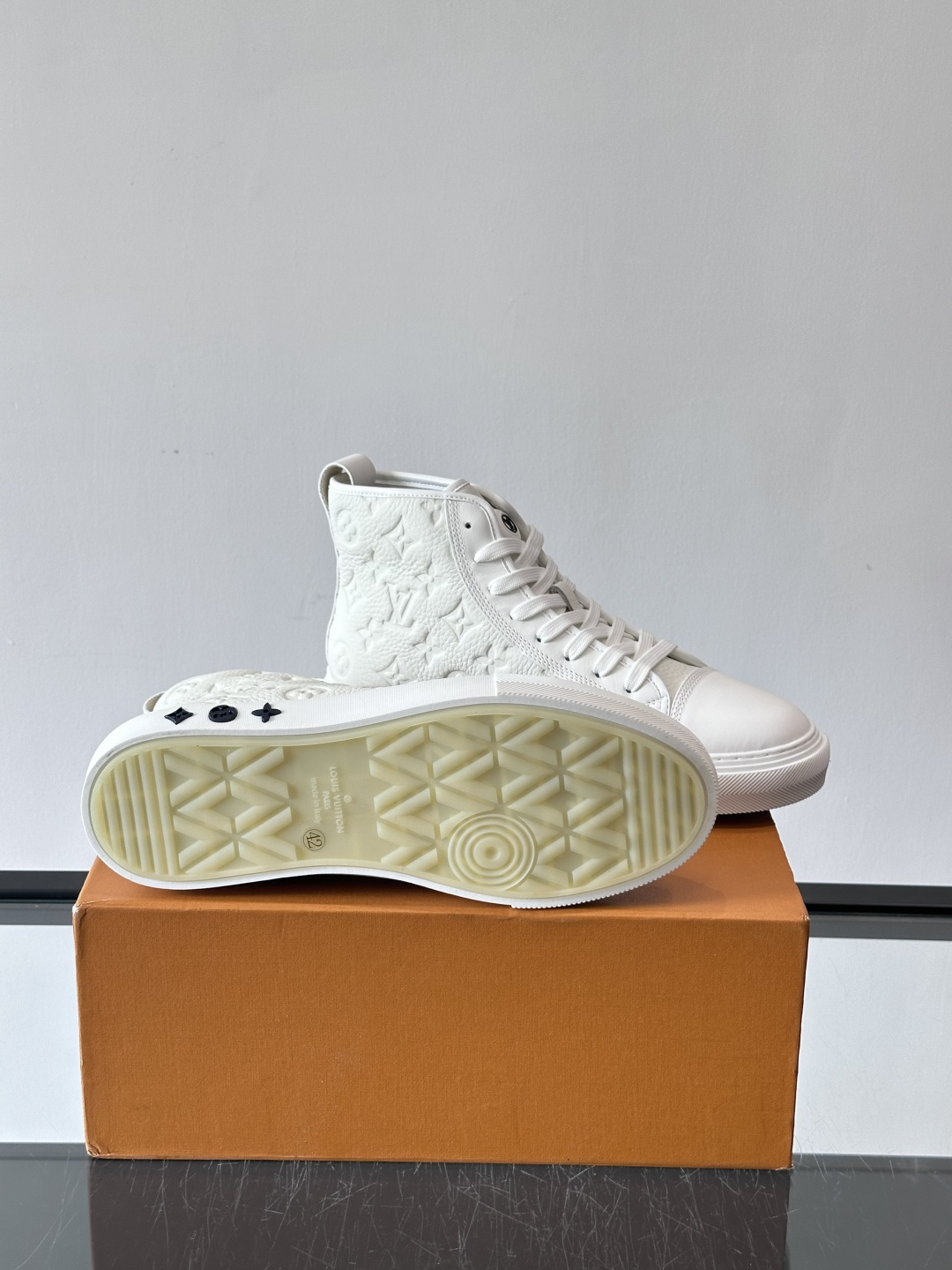 ◾️▫️L 秋冬男士高帮经典休闲运动鞋，本款运动鞋为柔软牛皮革打造。橡胶外底完善整体设计，记忆性人体工学