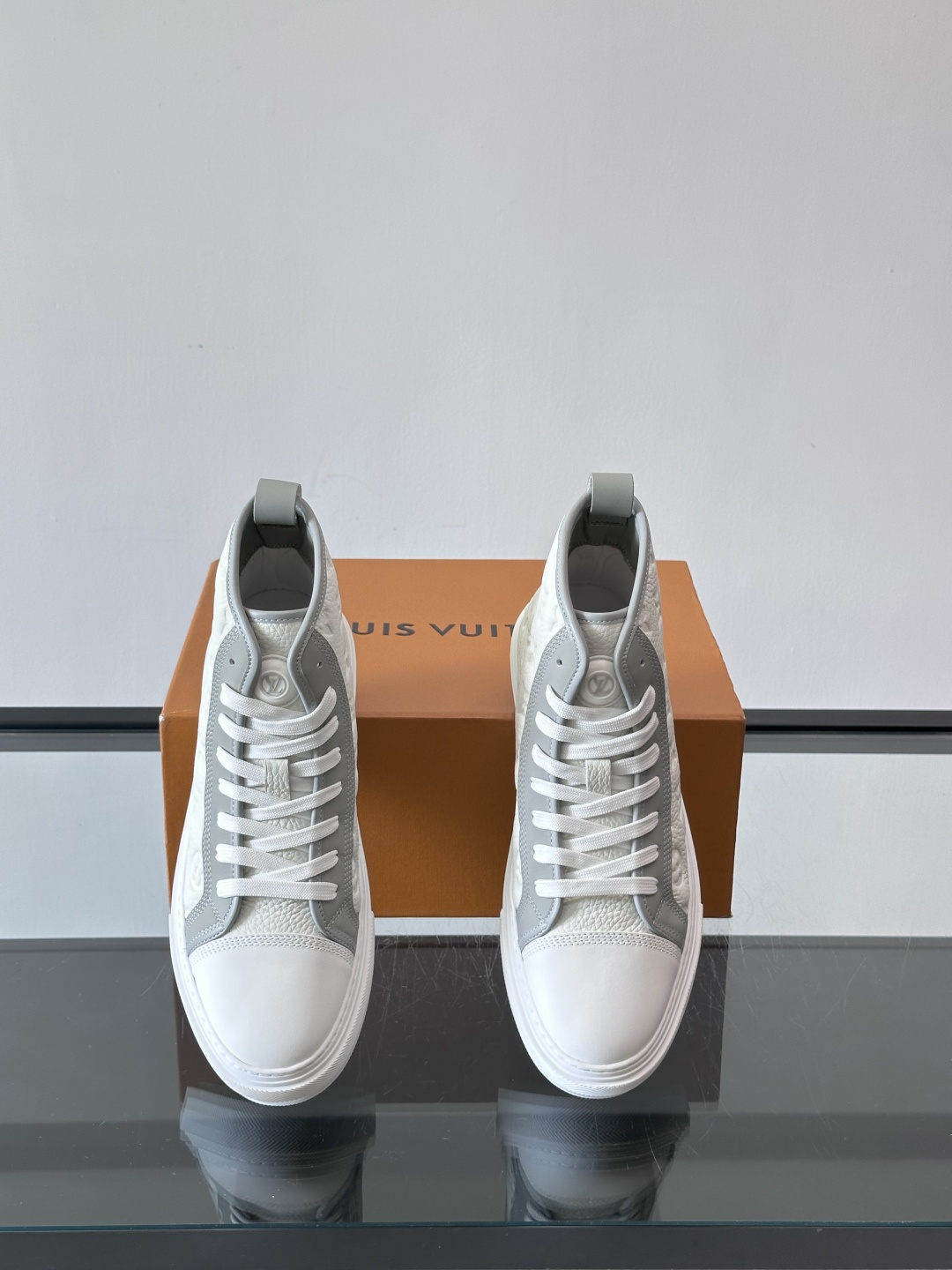 ◾️▫️L 秋冬男士高帮经典休闲运动鞋，本款运动鞋为柔软牛皮革打造。橡胶外底完善整体设计，记忆性人体工学