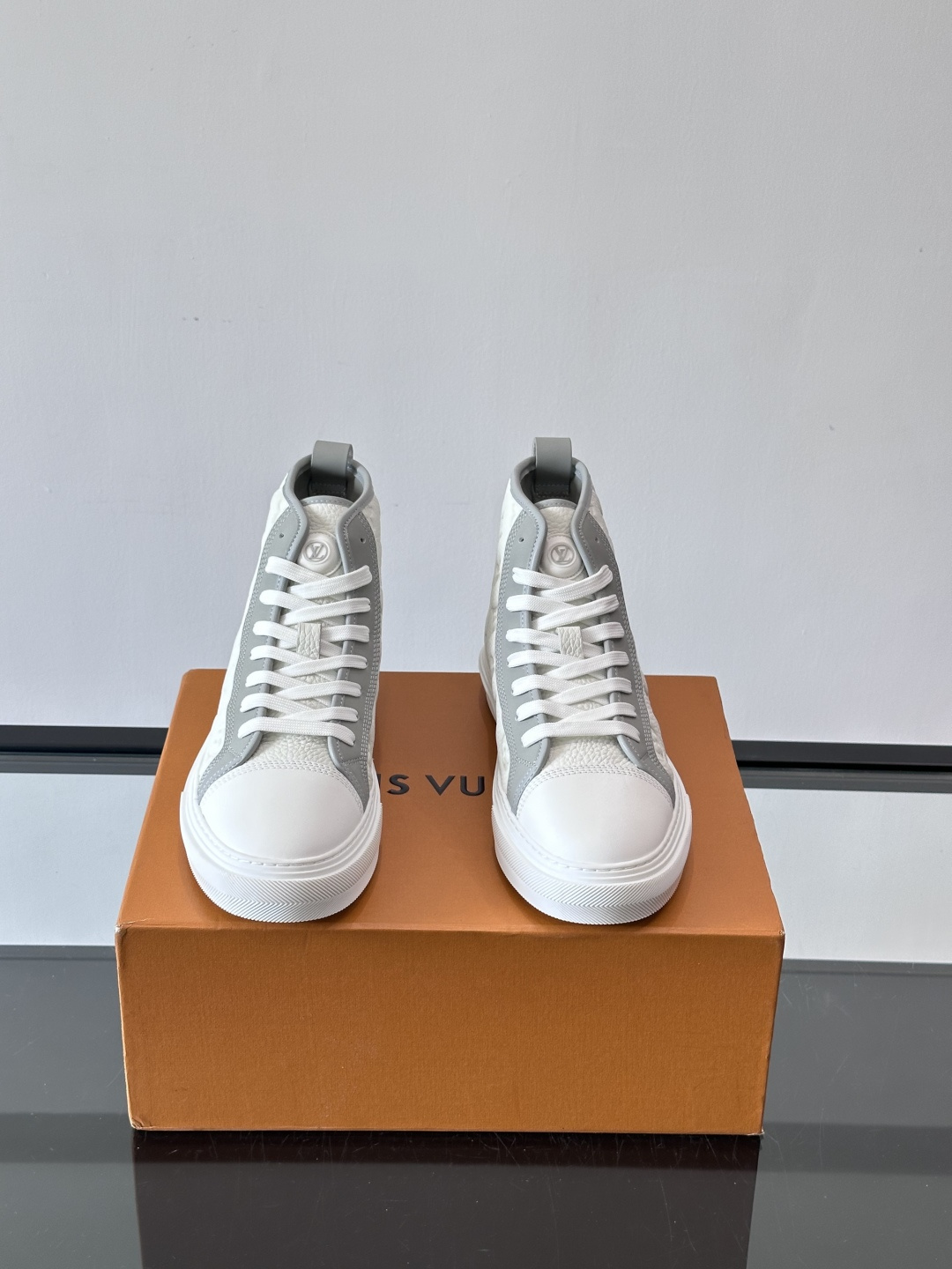 ◾️▫️L 秋冬男士高帮经典休闲运动鞋，本款运动鞋为柔软牛皮革打造。橡胶外底完善整体设计，记忆性人体工学