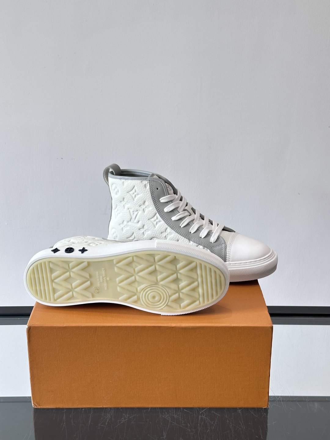 ◾️▫️L 秋冬男士高帮经典休闲运动鞋，本款运动鞋为柔软牛皮革打造。橡胶外底完善整体设计，记忆性人体工学