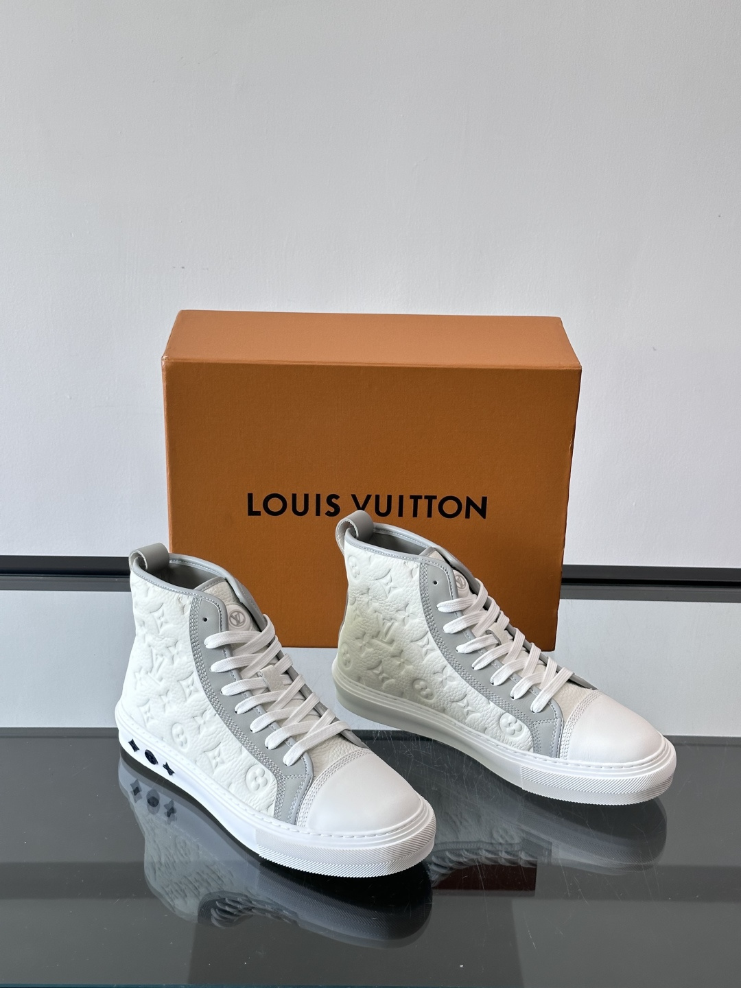 ◾️▫️L 秋冬男士高帮经典休闲运动鞋，本款运动鞋为柔软牛皮革打造。橡胶外底完善整体设计，记忆性人体工学