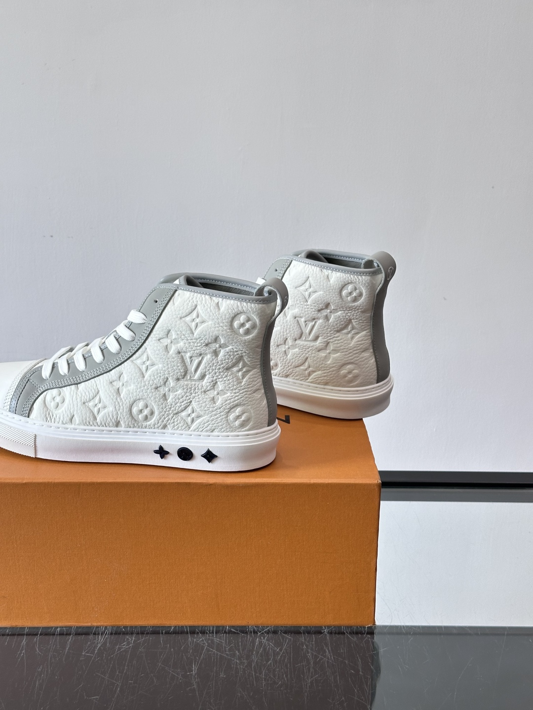 ◾️▫️L 秋冬男士高帮经典休闲运动鞋，本款运动鞋为柔软牛皮革打造。橡胶外底完善整体设计，记忆性人体工学