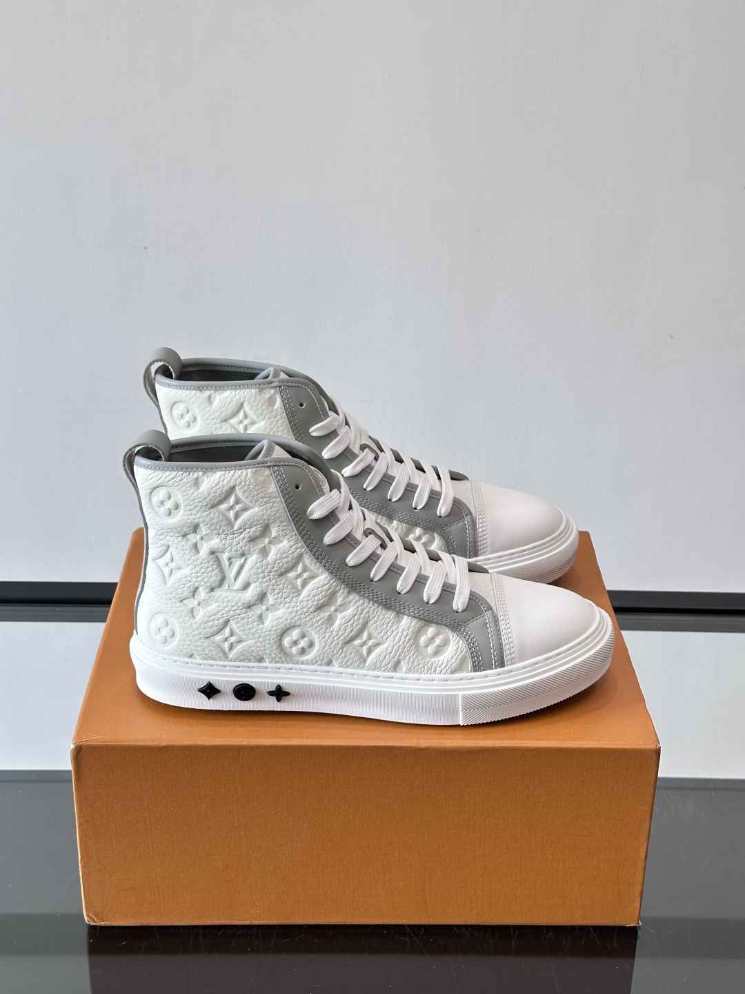 ◾️▫️L 秋冬男士高帮经典休闲运动鞋，本款运动鞋为柔软牛皮革打造。橡胶外底完善整体设计，记忆性人体工学