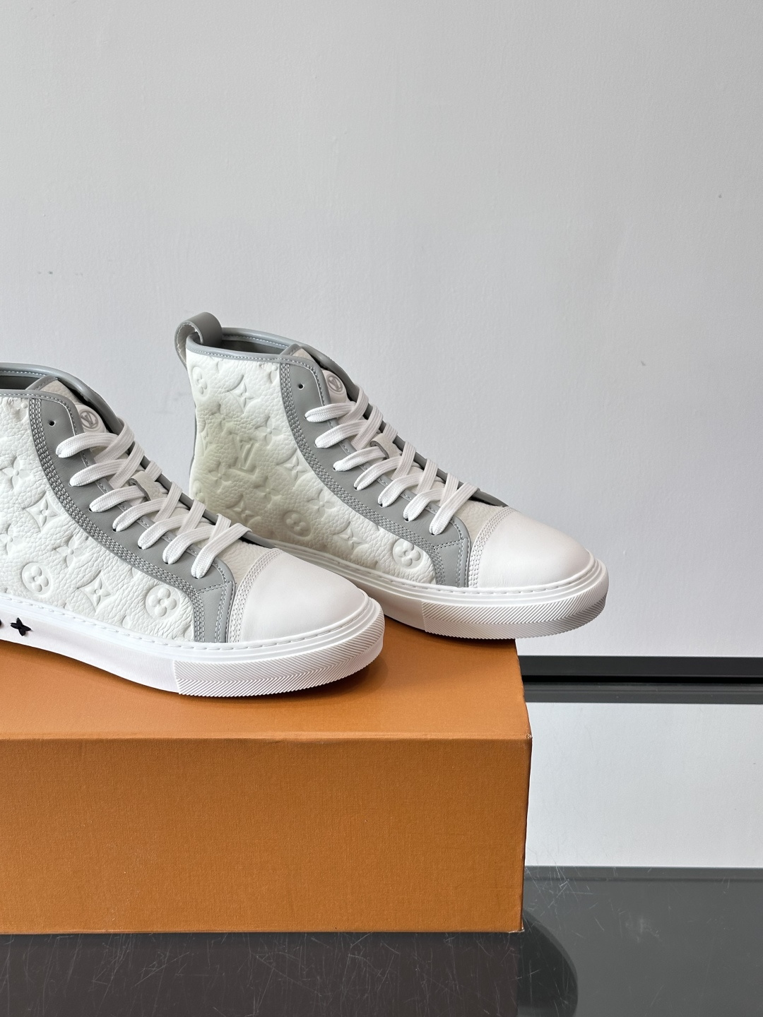 ◾️▫️L 秋冬男士高帮经典休闲运动鞋，本款运动鞋为柔软牛皮革打造。橡胶外底完善整体设计，记忆性人体工学