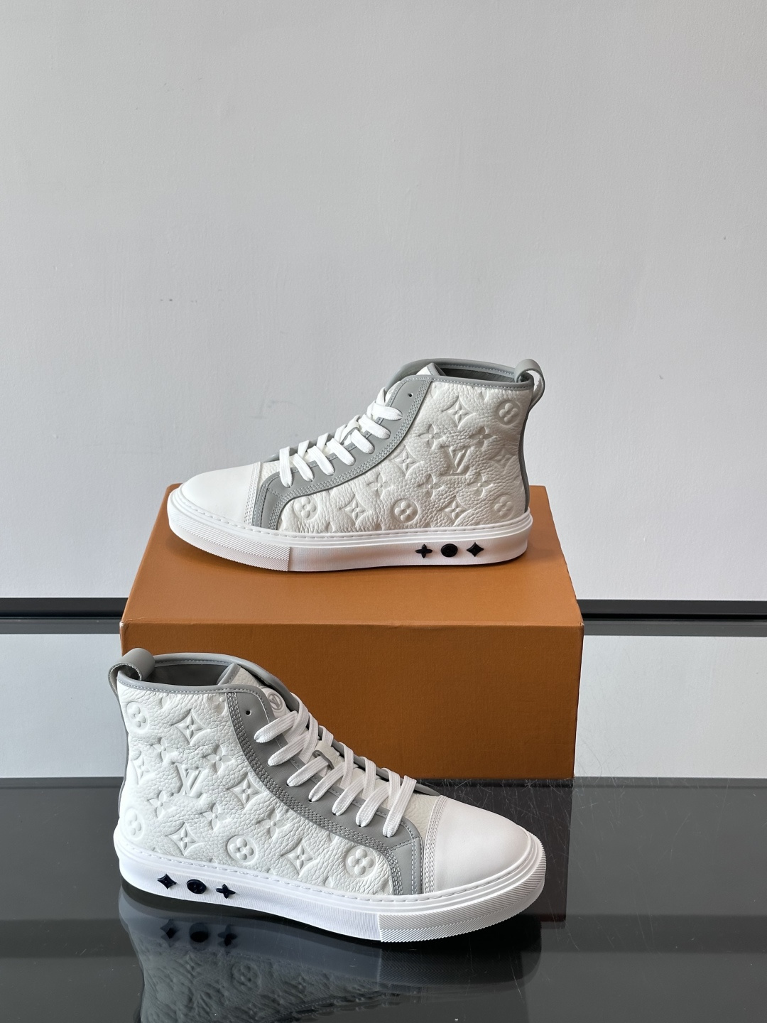 ◾️▫️L 秋冬男士高帮经典休闲运动鞋，本款运动鞋为柔软牛皮革打造。橡胶外底完善整体设计，记忆性人体工学