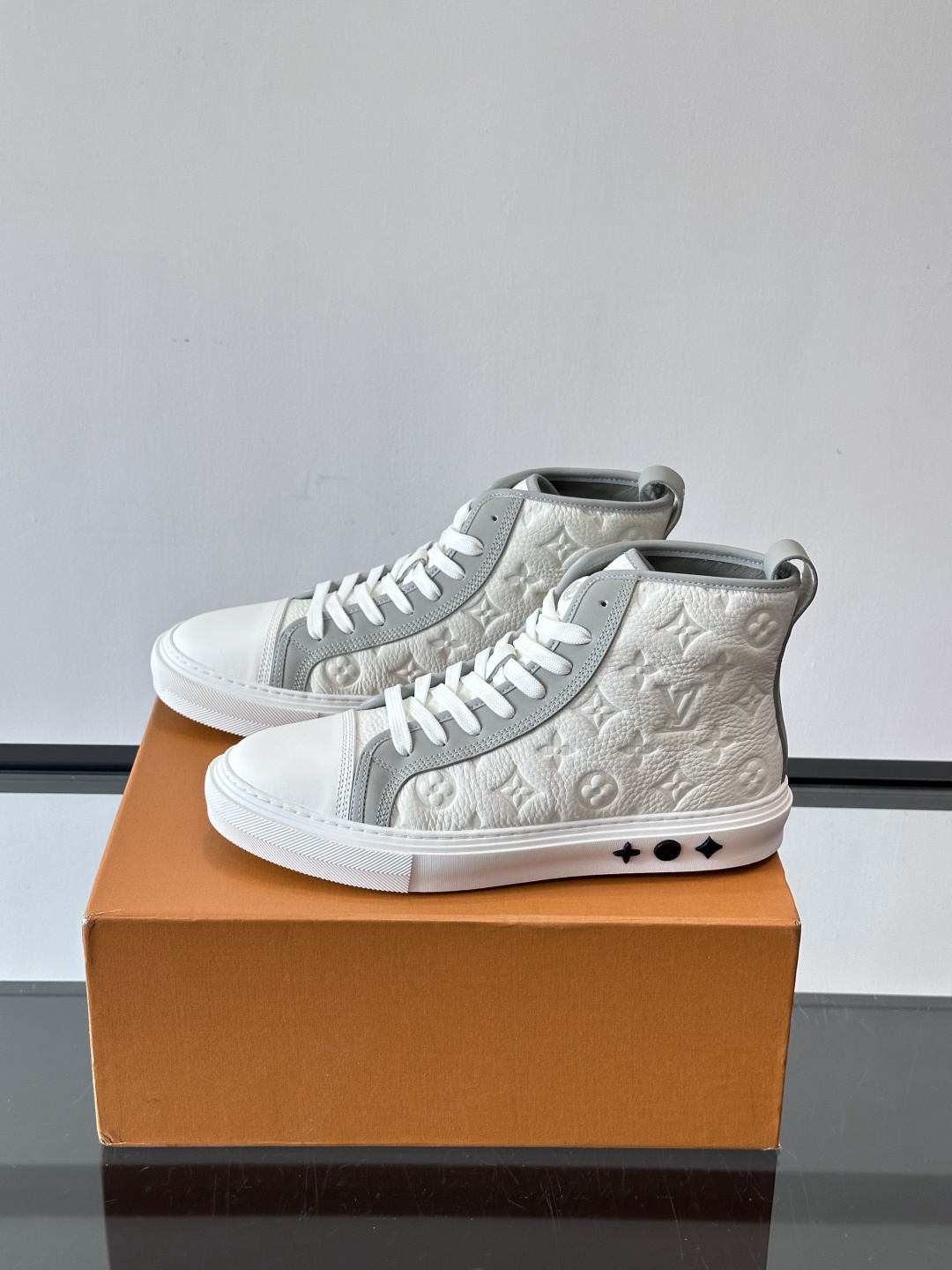 ◾️▫️L 秋冬男士高帮经典休闲运动鞋，本款运动鞋为柔软牛皮革打造。橡胶外底完善整体设计，记忆性人体工学