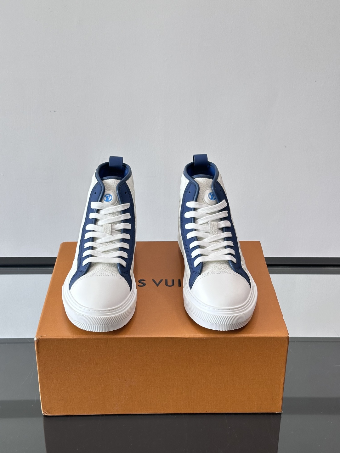 ◾️▫️L 秋冬男士高帮经典休闲运动鞋，本款运动鞋为柔软牛皮革打造。橡胶外底完善整体设计，记忆性人体工学