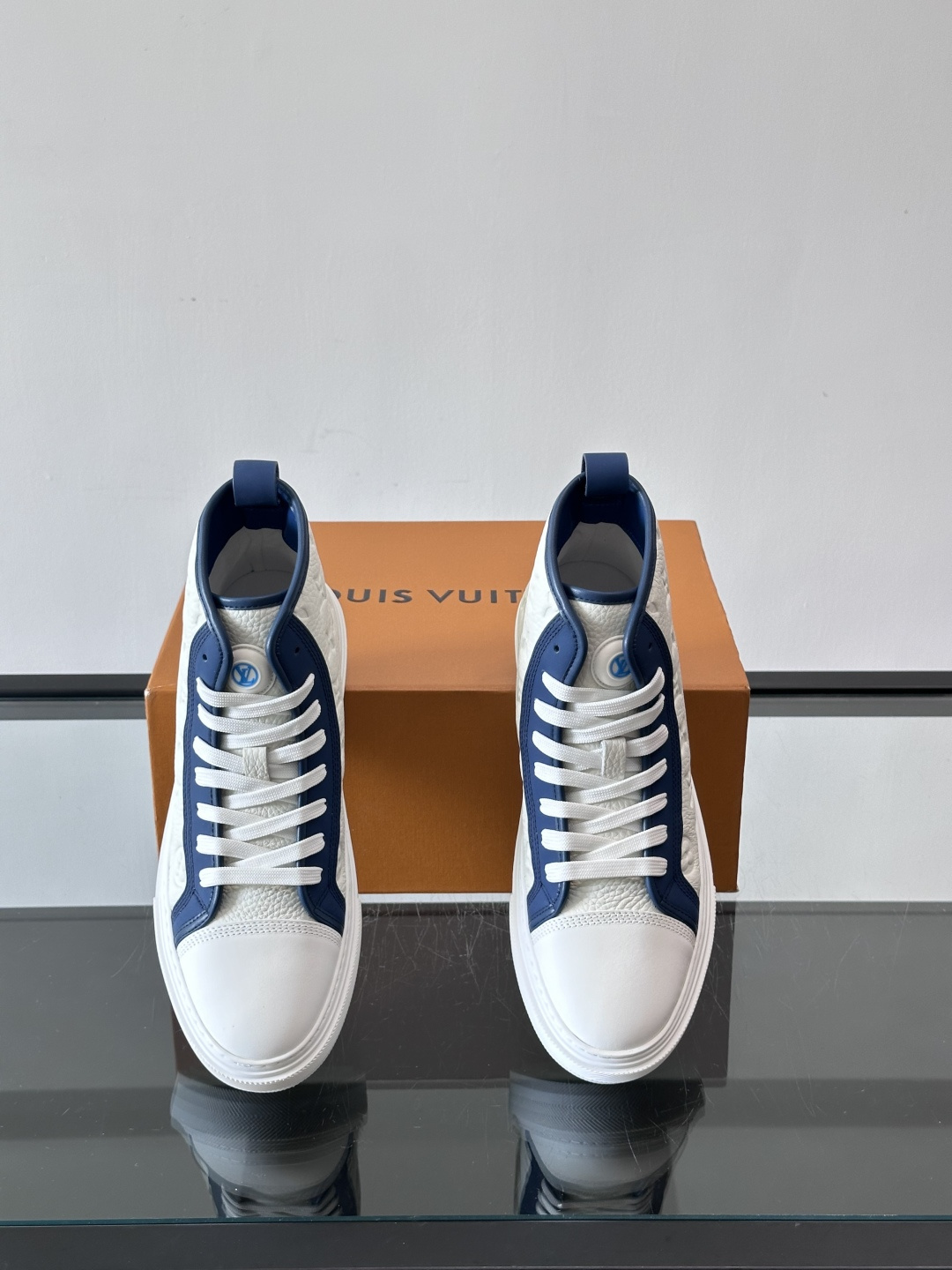 ◾️▫️L 秋冬男士高帮经典休闲运动鞋，本款运动鞋为柔软牛皮革打造。橡胶外底完善整体设计，记忆性人体工学