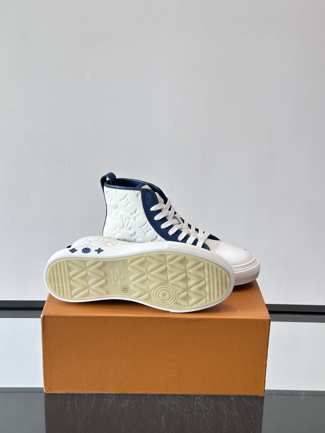 ◾️▫️L 秋冬男士高帮经典休闲运动鞋，本款运动鞋为柔软牛皮革打造。橡胶外底完善整体设计，记忆性人体工学