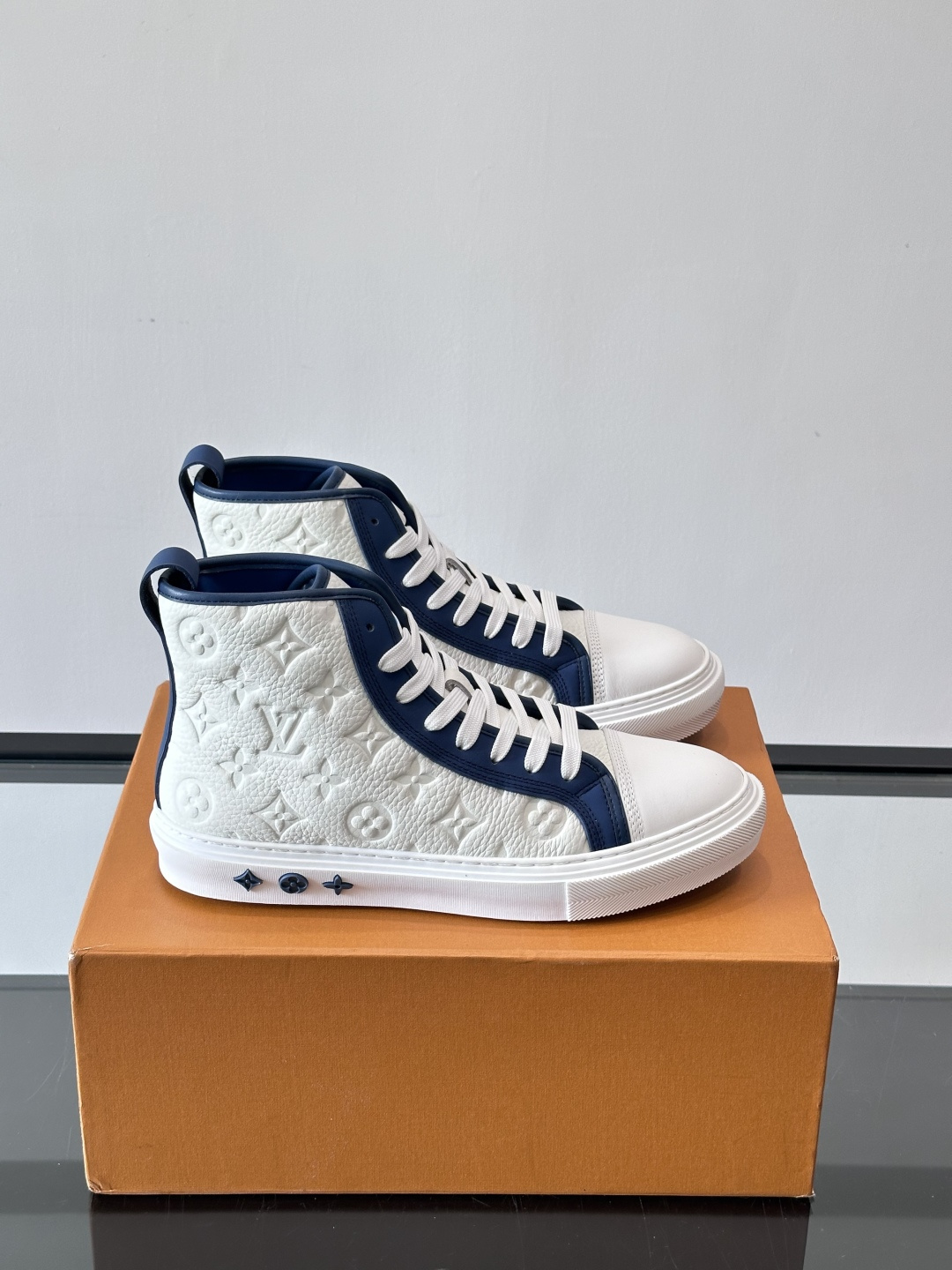 ◾️▫️L 秋冬男士高帮经典休闲运动鞋，本款运动鞋为柔软牛皮革打造。橡胶外底完善整体设计，记忆性人体工学