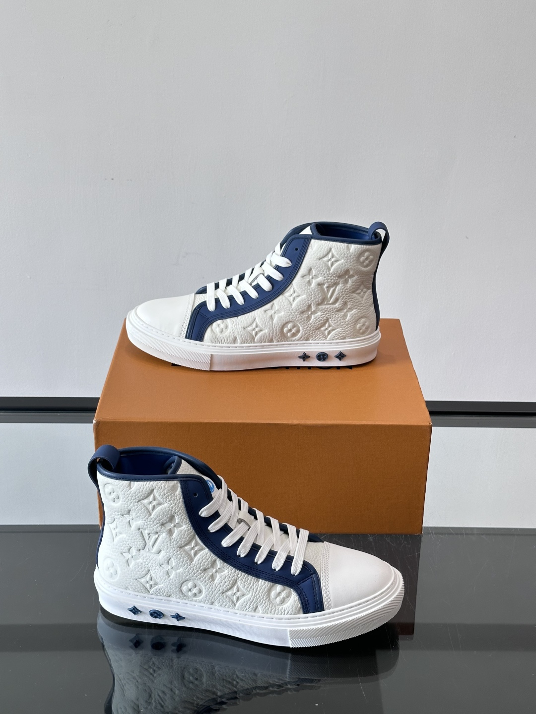 ◾️▫️L 秋冬男士高帮经典休闲运动鞋，本款运动鞋为柔软牛皮革打造。橡胶外底完善整体设计，记忆性人体工学