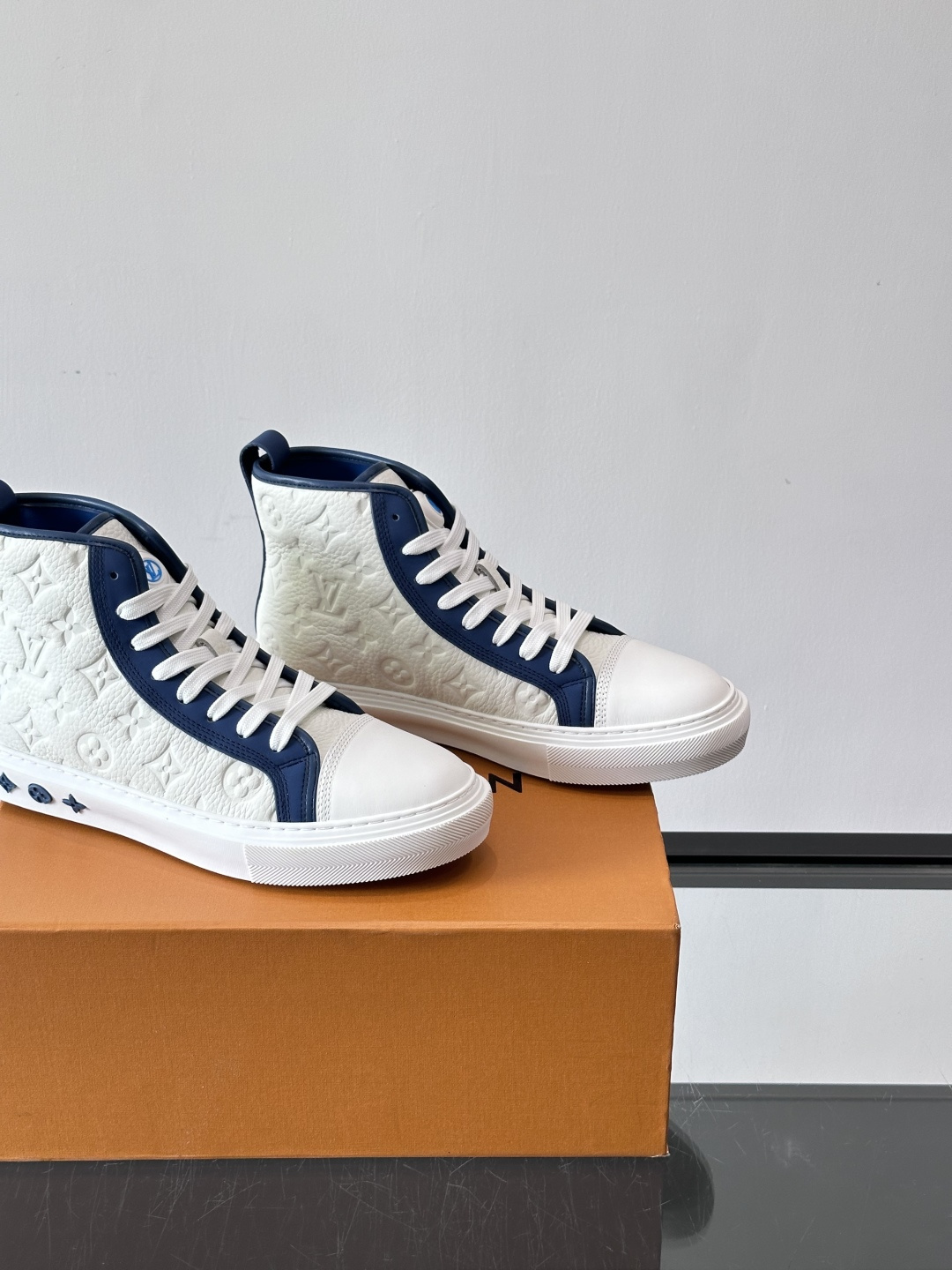 ◾️▫️L 秋冬男士高帮经典休闲运动鞋，本款运动鞋为柔软牛皮革打造。橡胶外底完善整体设计，记忆性人体工学