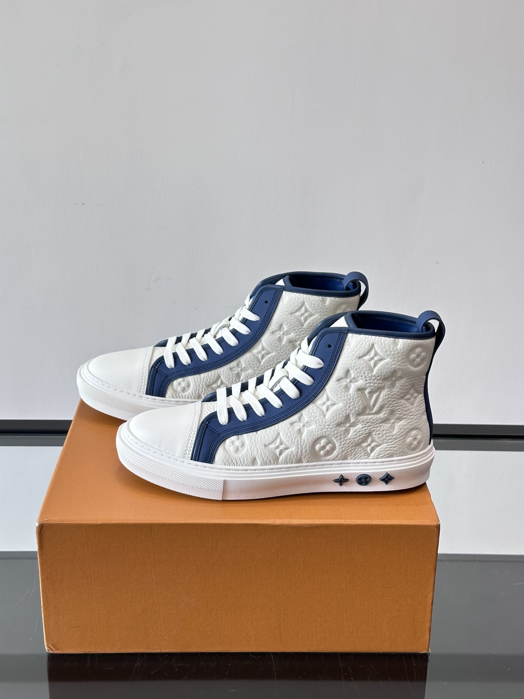 ◾️▫️L 秋冬男士高帮经典休闲运动鞋，本款运动鞋为柔软牛皮革打造。橡胶外底完善整体设计，记忆性人体工学