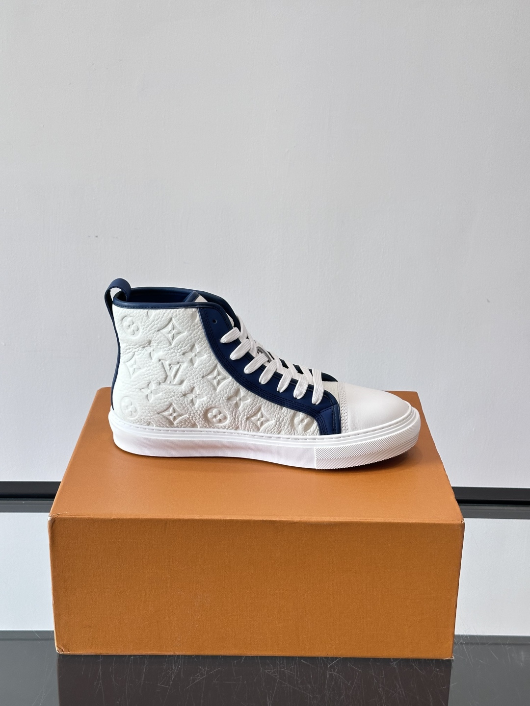 ◾️▫️L 秋冬男士高帮经典休闲运动鞋，本款运动鞋为柔软牛皮革打造。橡胶外底完善整体设计，记忆性人体工学