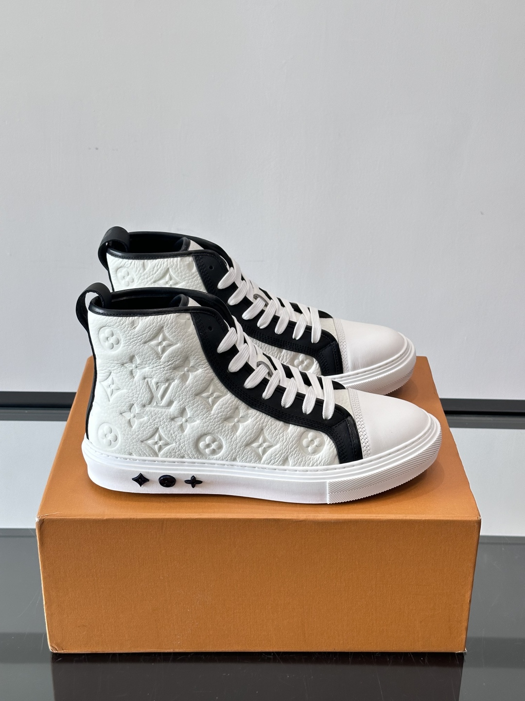 ◾️▫️L 秋冬男士高帮经典休闲运动鞋，本款运动鞋为柔软牛皮革打造。橡胶外底完善整体设计，记忆性人体工学