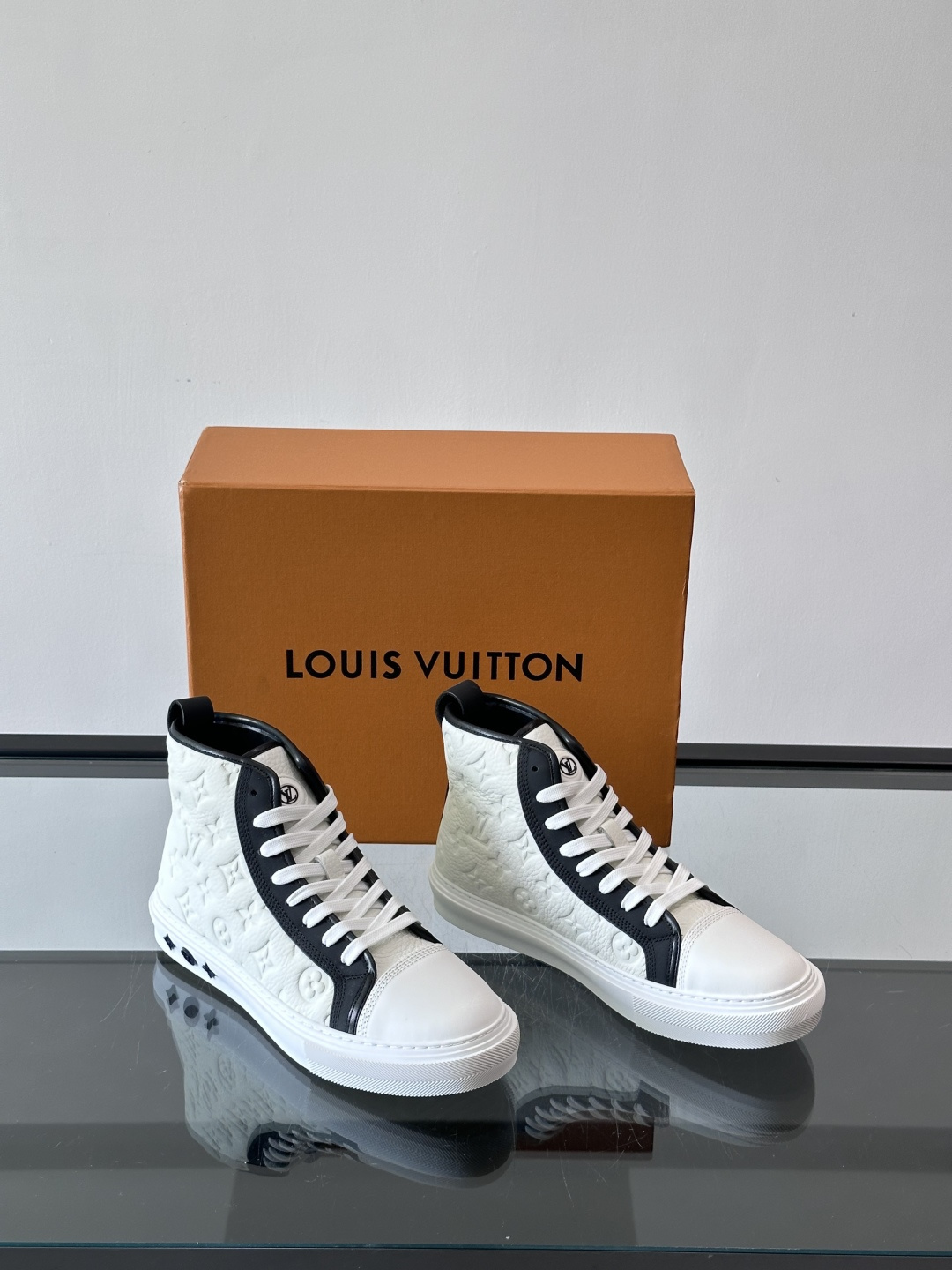 ◾️▫️L 秋冬男士高帮经典休闲运动鞋，本款运动鞋为柔软牛皮革打造。橡胶外底完善整体设计，记忆性人体工学