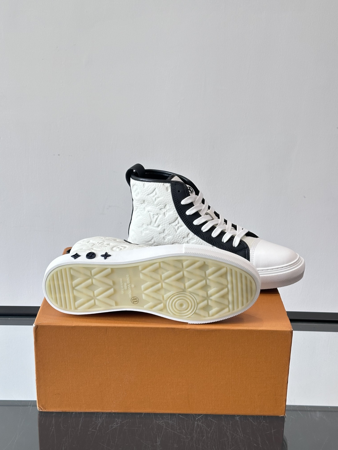 ◾️▫️L 秋冬男士高帮经典休闲运动鞋，本款运动鞋为柔软牛皮革打造。橡胶外底完善整体设计，记忆性人体工学