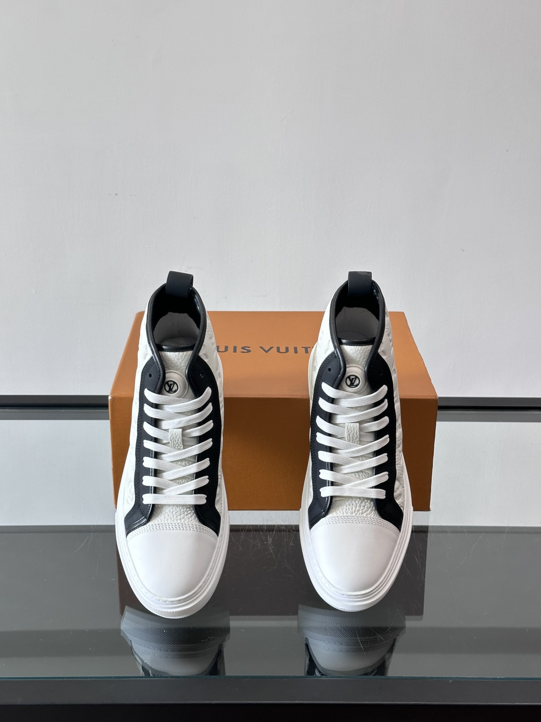 ◾️▫️L 秋冬男士高帮经典休闲运动鞋，本款运动鞋为柔软牛皮革打造。橡胶外底完善整体设计，记忆性人体工学