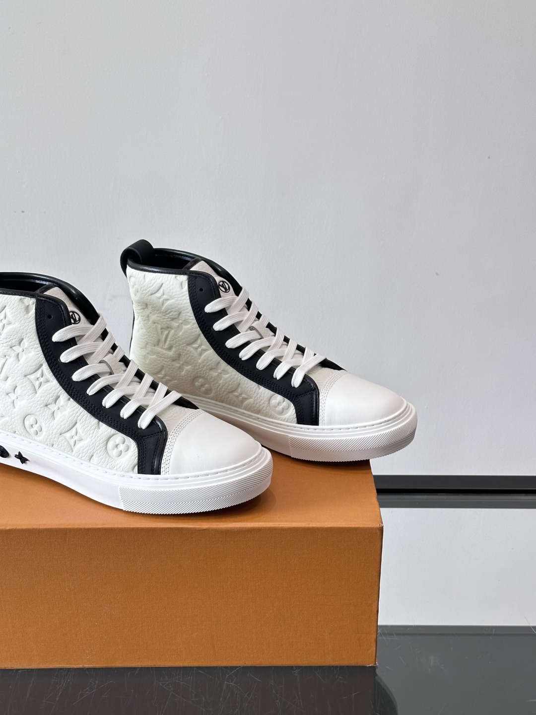 ◾️▫️L 秋冬男士高帮经典休闲运动鞋，本款运动鞋为柔软牛皮革打造。橡胶外底完善整体设计，记忆性人体工学