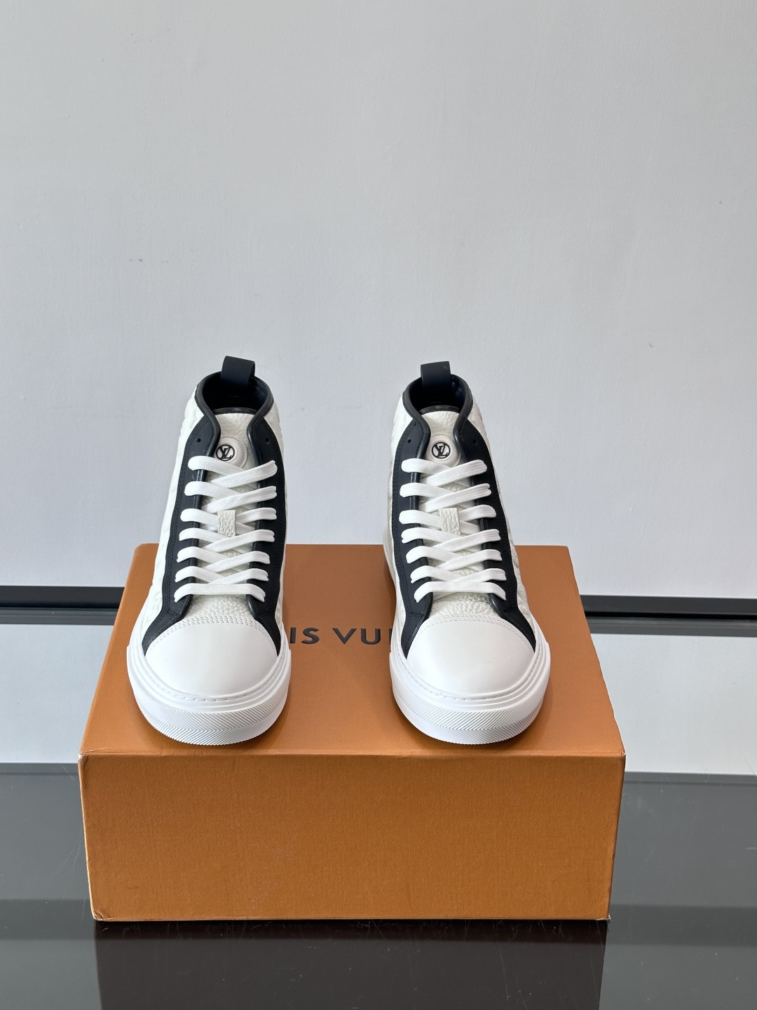 ◾️▫️L 秋冬男士高帮经典休闲运动鞋，本款运动鞋为柔软牛皮革打造。橡胶外底完善整体设计，记忆性人体工学