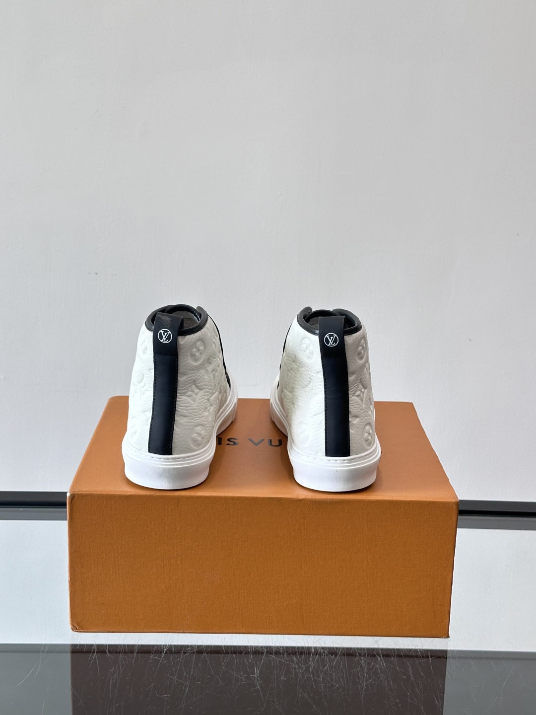 ◾️▫️L 秋冬男士高帮经典休闲运动鞋，本款运动鞋为柔软牛皮革打造。橡胶外底完善整体设计，记忆性人体工学