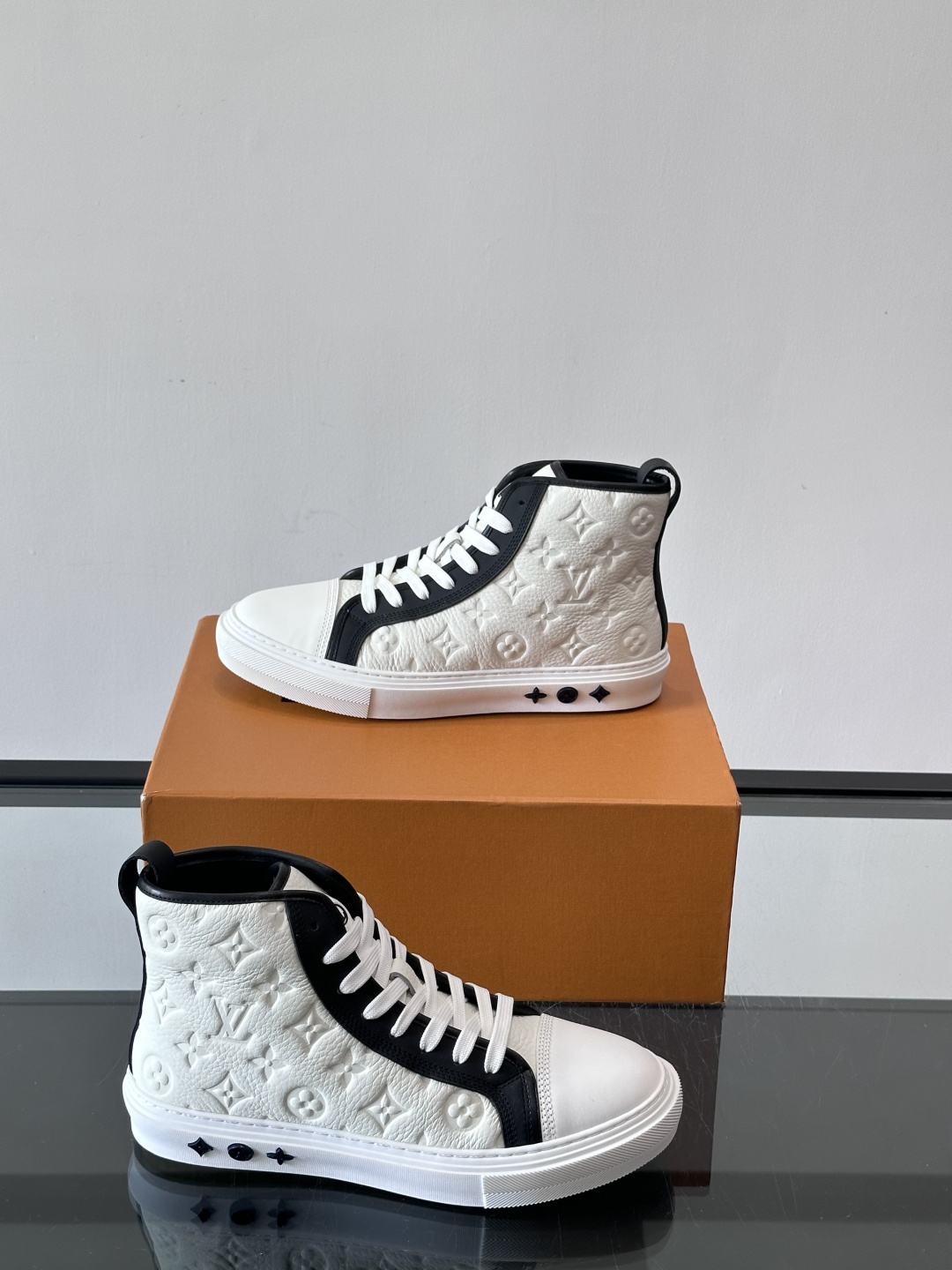 ◾️▫️L 秋冬男士高帮经典休闲运动鞋，本款运动鞋为柔软牛皮革打造。橡胶外底完善整体设计，记忆性人体工学