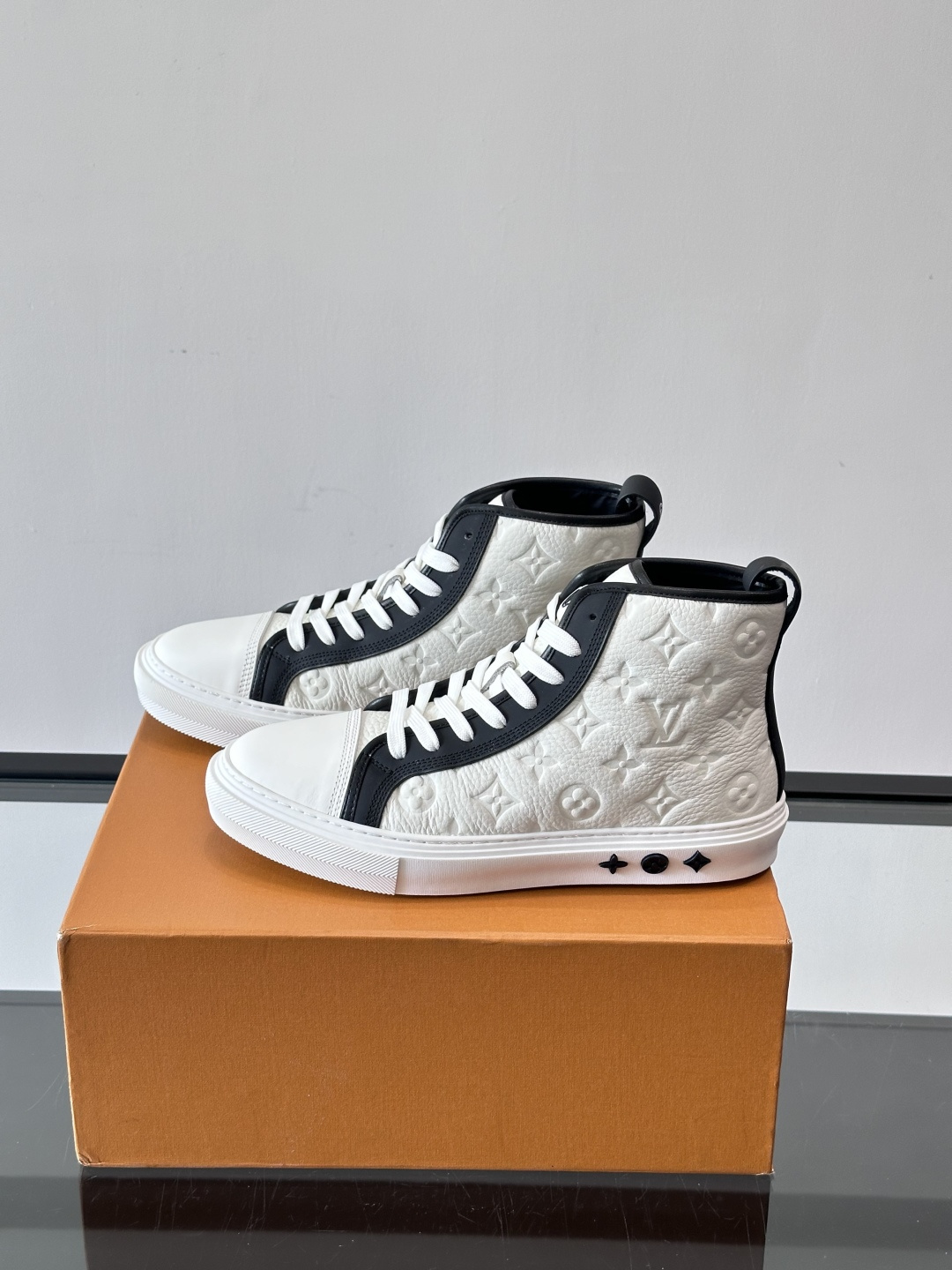 ◾️▫️L 秋冬男士高帮经典休闲运动鞋，本款运动鞋为柔软牛皮革打造。橡胶外底完善整体设计，记忆性人体工学