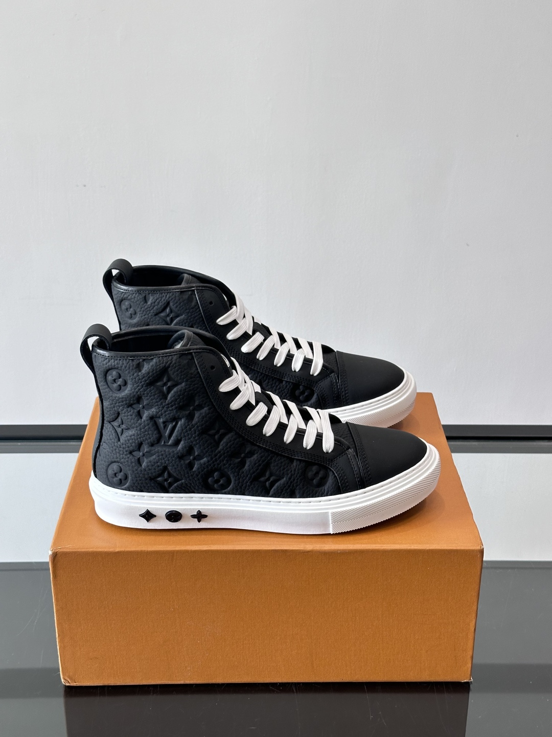 NO:552820,L Men's high-top classic casual sports shoes for autumn and winter. These sports shoes are made of soft cow leather. The rubber outsole completes the overall design, and the memory ergonomic insole upgrades the comfort experience. The pure cotton lining imported from Italy is high-end and comfortable, and the original outsole is light and wear-resistant!  Purely handmade, details determine quality!  Size39-44 (customized at 38.45), Louis Vuitton, Louis Vuitton, sneakers, cowhide19860909L 秋冬男士高帮经典休闲运动鞋,本款运动鞋为柔软牛皮革打造.橡胶外底完善整体设计,记忆性人体工学鞋垫升级舒适体验.意大利进口纯棉内里高档舒适,原版大底轻盈耐磨！纯手工制作,细节决定品质！ Size39-44（38.45定做）,路易威登,louis vuitton,sneakers,cowhide,Men's shoes