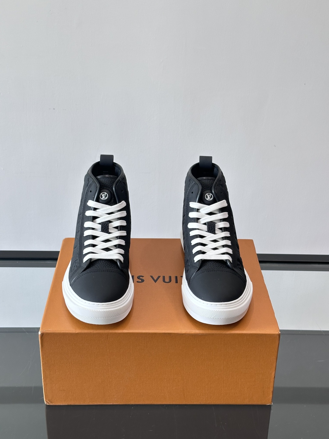 ◾️▫️L 秋冬男士高帮经典休闲运动鞋，本款运动鞋为柔软牛皮革打造。橡胶外底完善整体设计，记忆性人体工学