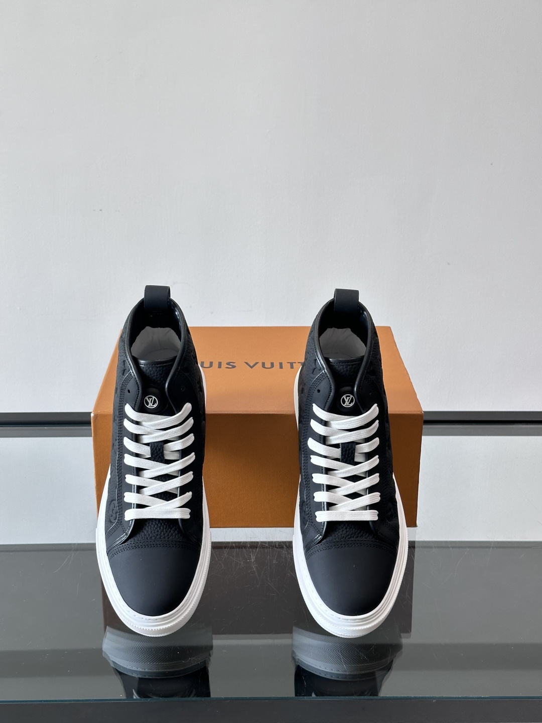 ◾️▫️L 秋冬男士高帮经典休闲运动鞋，本款运动鞋为柔软牛皮革打造。橡胶外底完善整体设计，记忆性人体工学