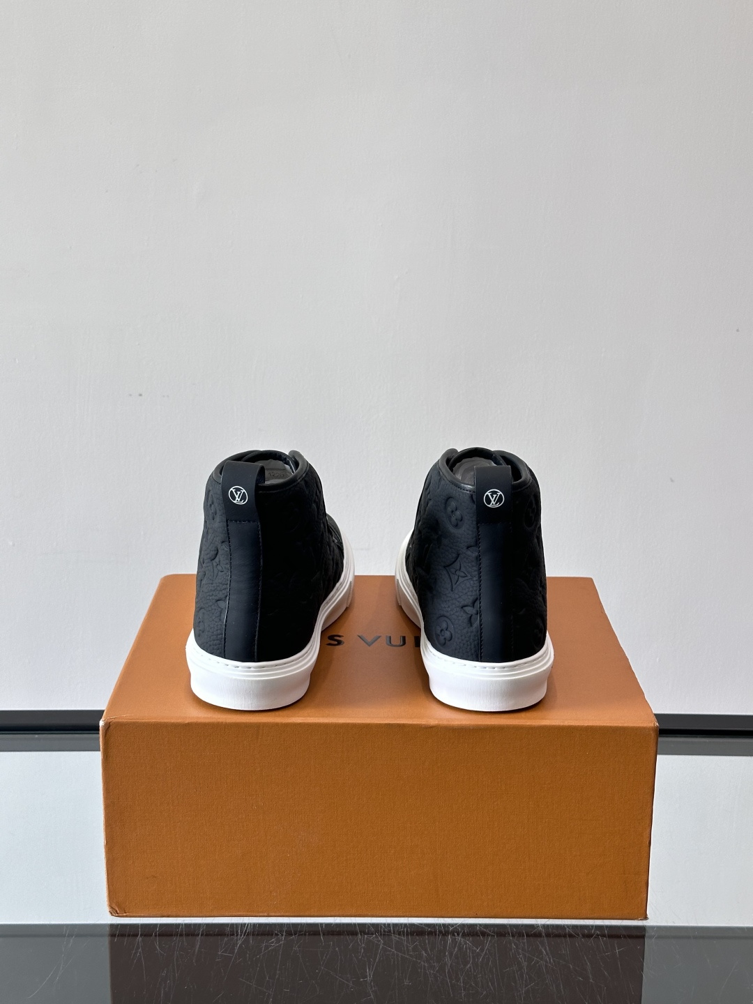 ◾️▫️L 秋冬男士高帮经典休闲运动鞋，本款运动鞋为柔软牛皮革打造。橡胶外底完善整体设计，记忆性人体工学