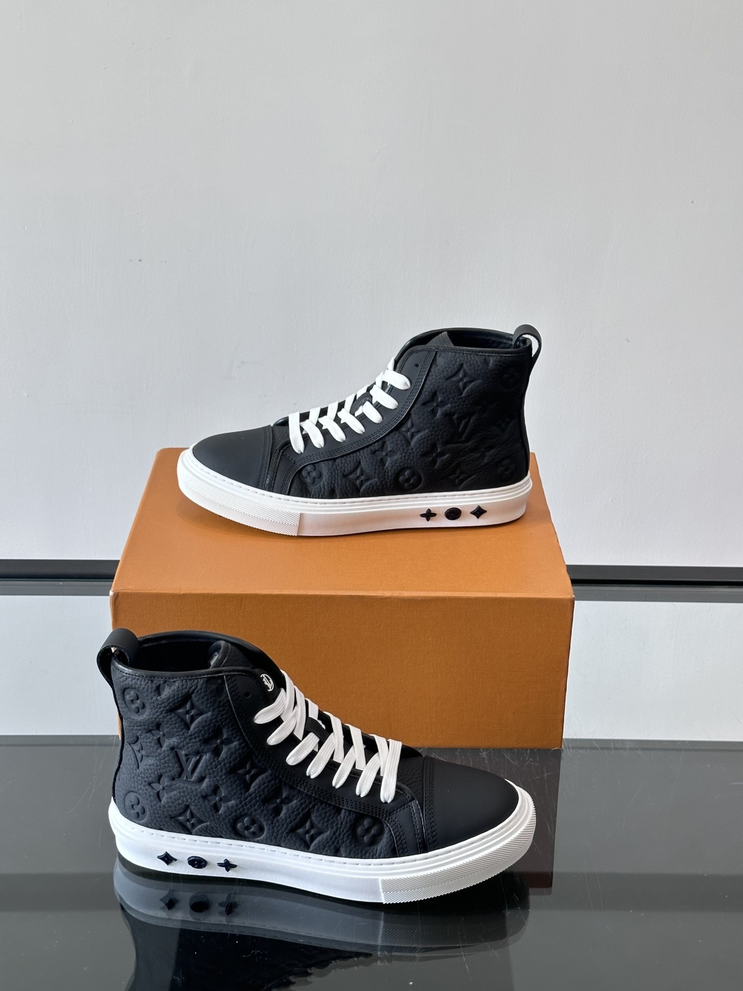 ◾️▫️L 秋冬男士高帮经典休闲运动鞋，本款运动鞋为柔软牛皮革打造。橡胶外底完善整体设计，记忆性人体工学