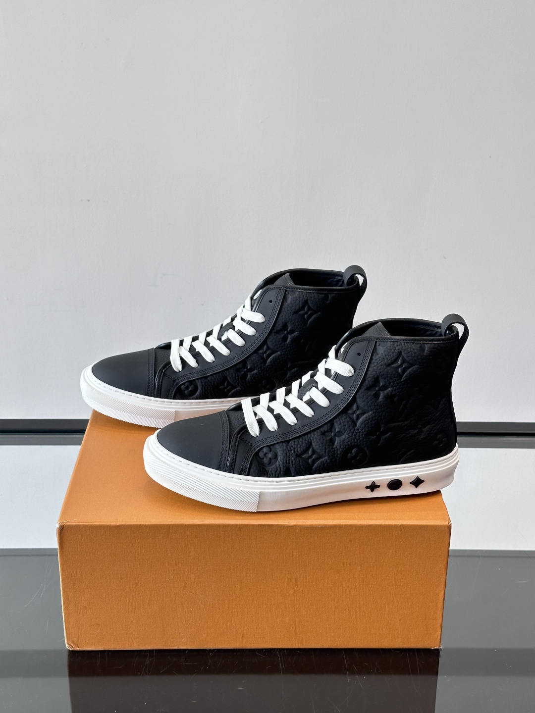 ◾️▫️L 秋冬男士高帮经典休闲运动鞋，本款运动鞋为柔软牛皮革打造。橡胶外底完善整体设计，记忆性人体工学