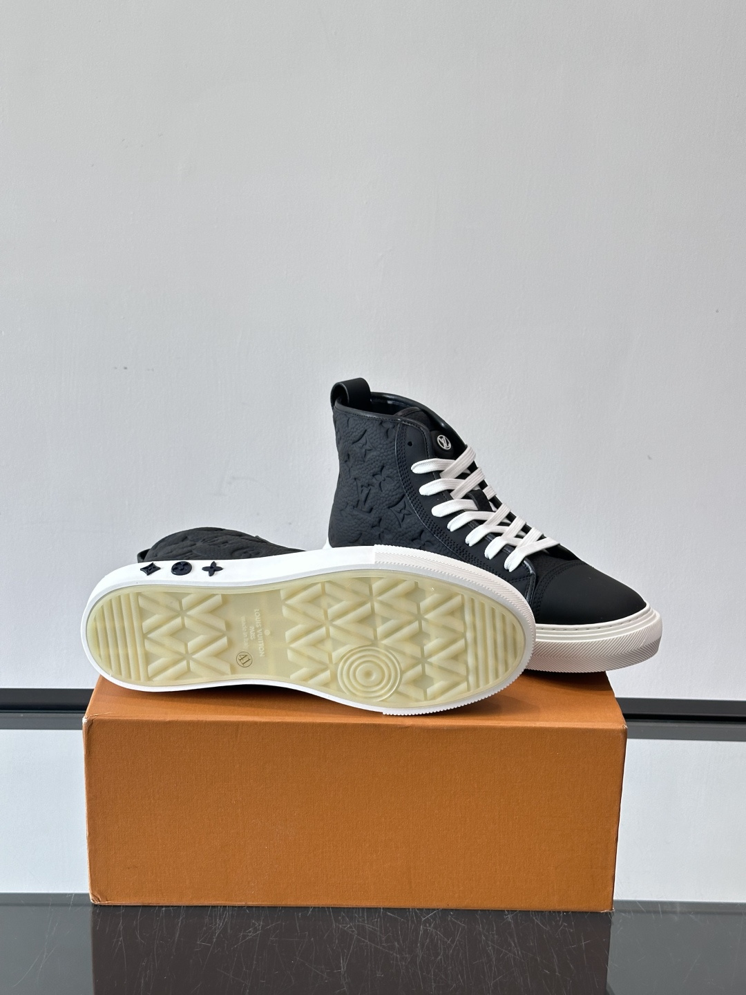 ◾️▫️L 秋冬男士高帮经典休闲运动鞋，本款运动鞋为柔软牛皮革打造。橡胶外底完善整体设计，记忆性人体工学