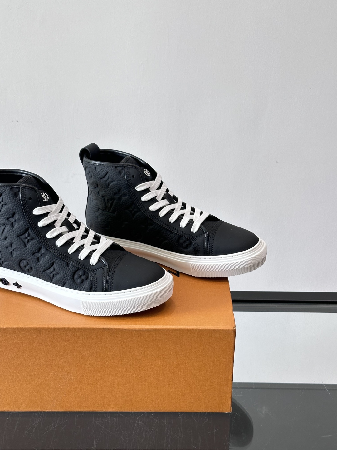 ◾️▫️L 秋冬男士高帮经典休闲运动鞋，本款运动鞋为柔软牛皮革打造。橡胶外底完善整体设计，记忆性人体工学