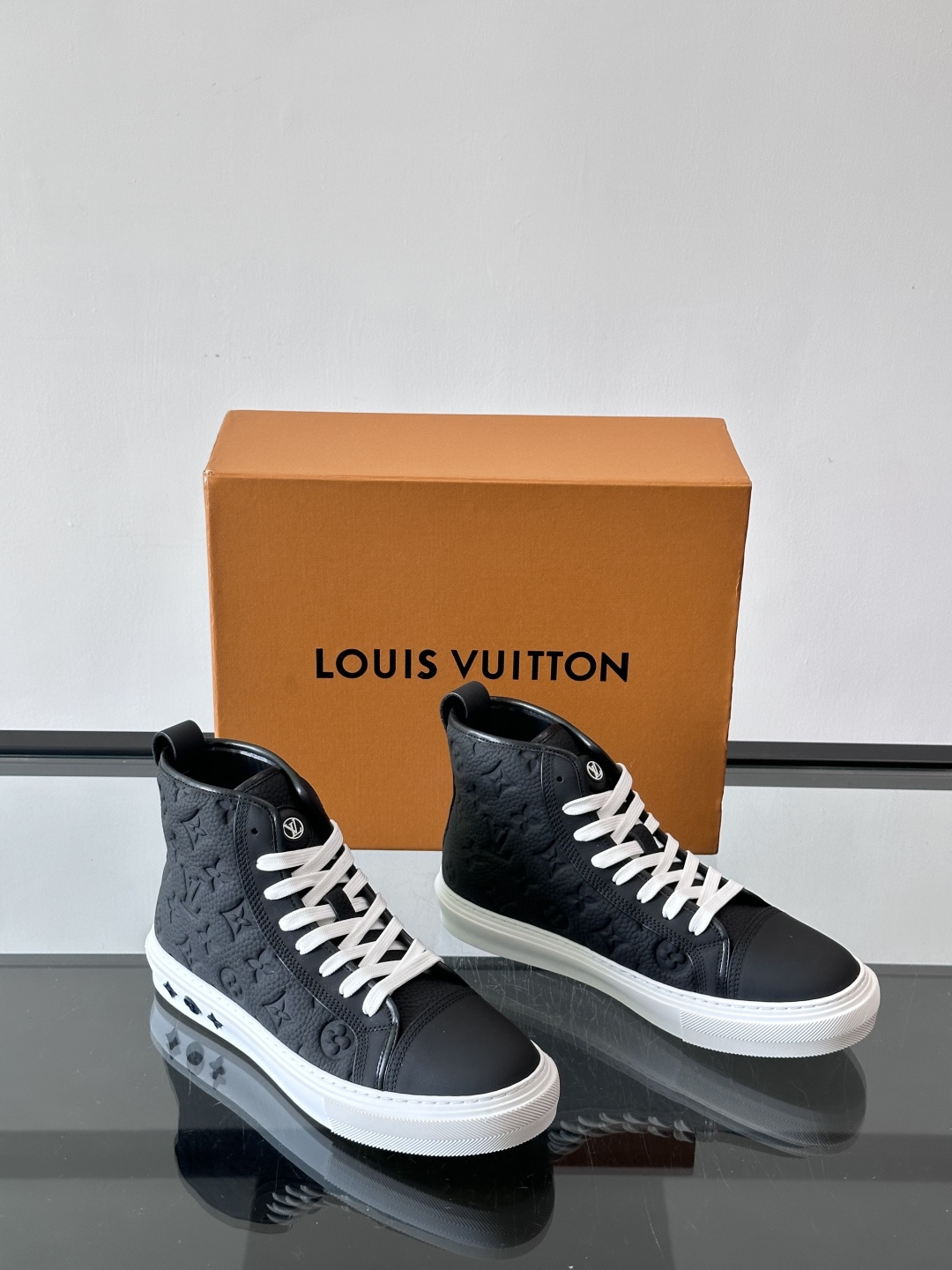 ◾️▫️L 秋冬男士高帮经典休闲运动鞋，本款运动鞋为柔软牛皮革打造。橡胶外底完善整体设计，记忆性人体工学