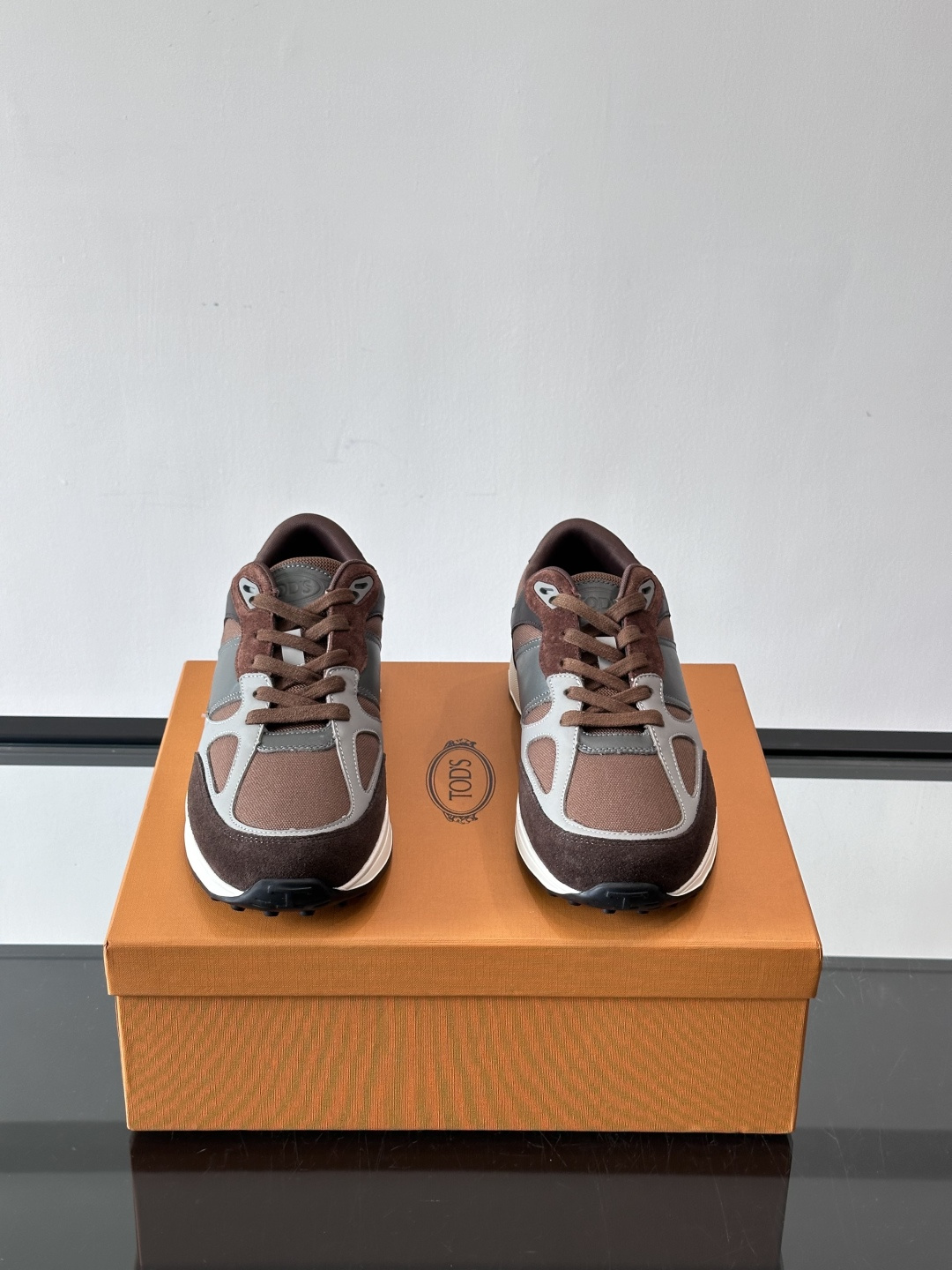 TOD'S/托德斯 新款男士拼接运动鞋，本款运动鞋以多材质拼接而成，绒面牛皮革和光滑小牛皮制作，立体几何