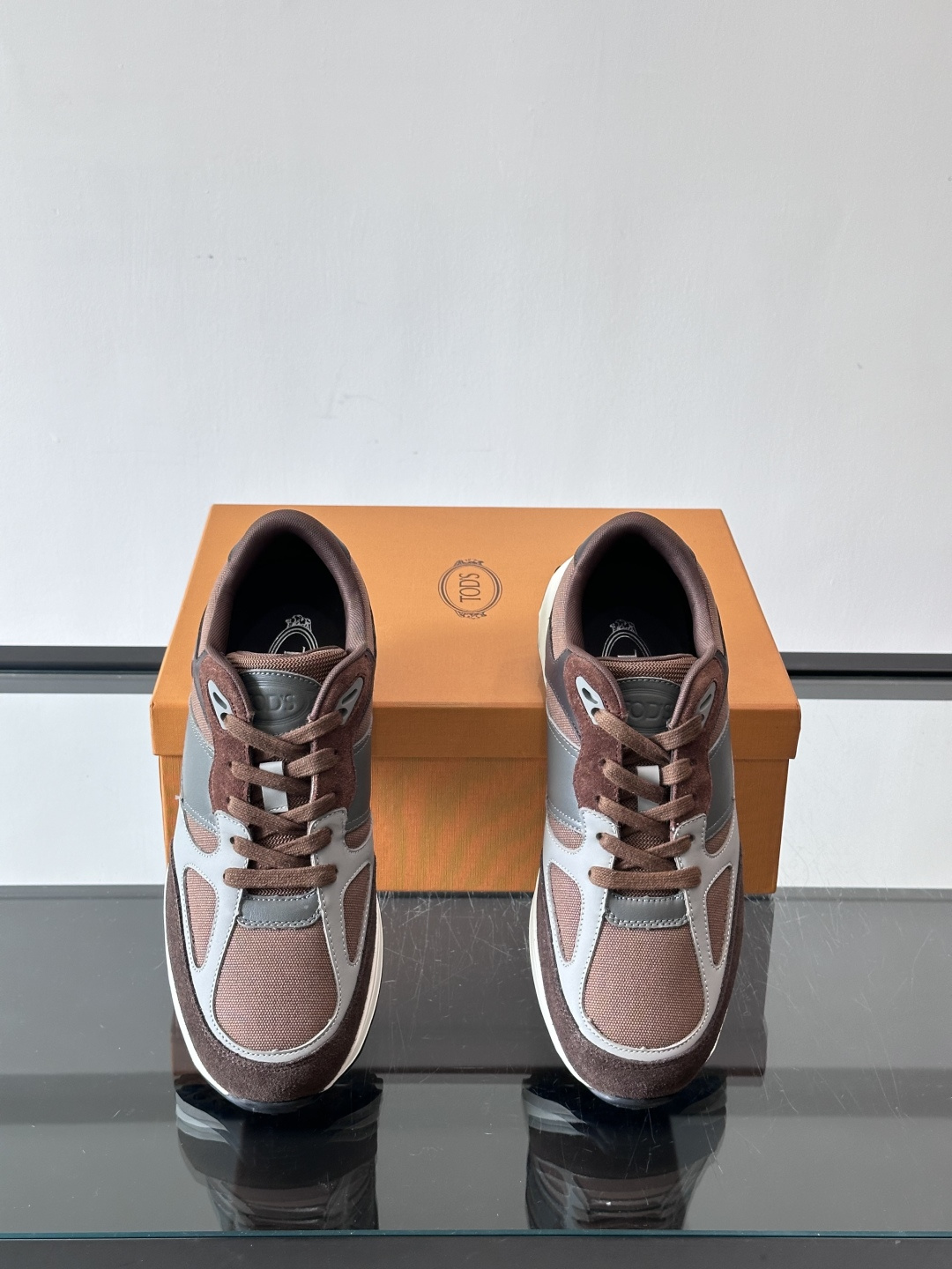 TOD'S/托德斯 新款男士拼接运动鞋，本款运动鞋以多材质拼接而成，绒面牛皮革和光滑小牛皮制作，立体几何