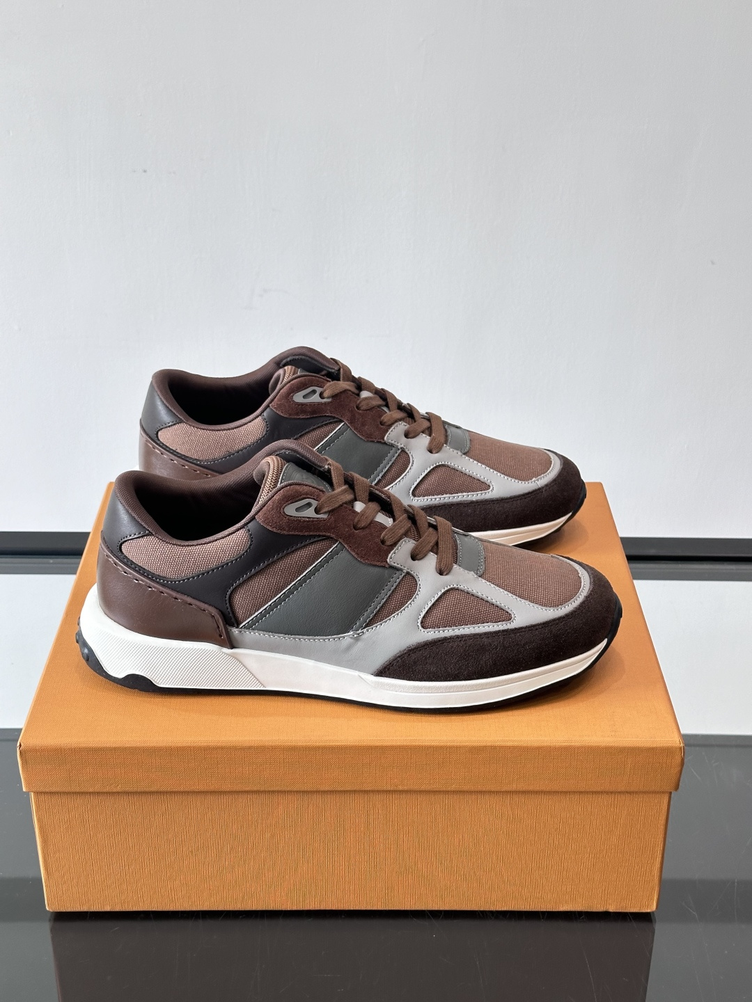 TOD'S/托德斯 新款男士拼接运动鞋，本款运动鞋以多材质拼接而成，绒面牛皮革和光滑小牛皮制作，立体几何