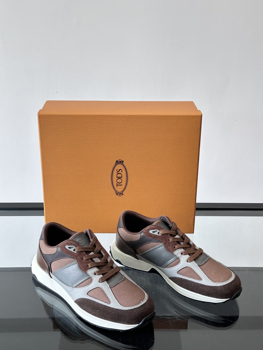 TOD'S/托德斯 新款男士拼接运动鞋，本款运动鞋以多材质拼接而成，绒面牛皮革和光滑小牛皮制作，立体几何