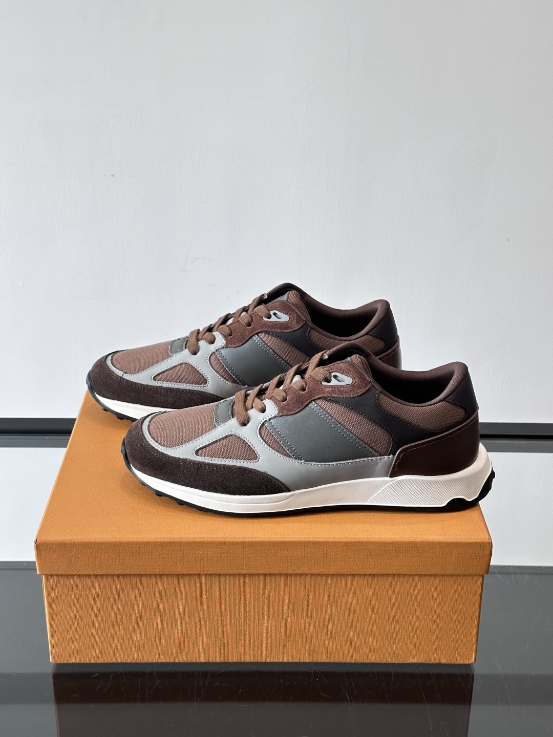 TOD'S/托德斯 新款男士拼接运动鞋，本款运动鞋以多材质拼接而成，绒面牛皮革和光滑小牛皮制作，立体几何