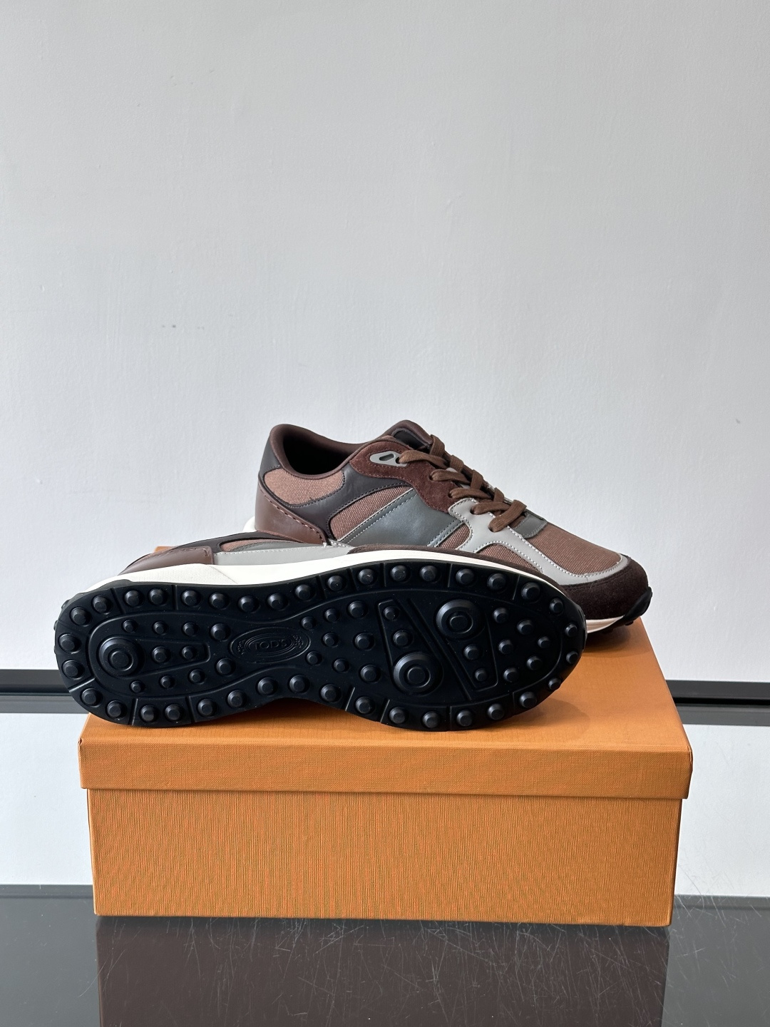 TOD'S/托德斯 新款男士拼接运动鞋，本款运动鞋以多材质拼接而成，绒面牛皮革和光滑小牛皮制作，立体几何